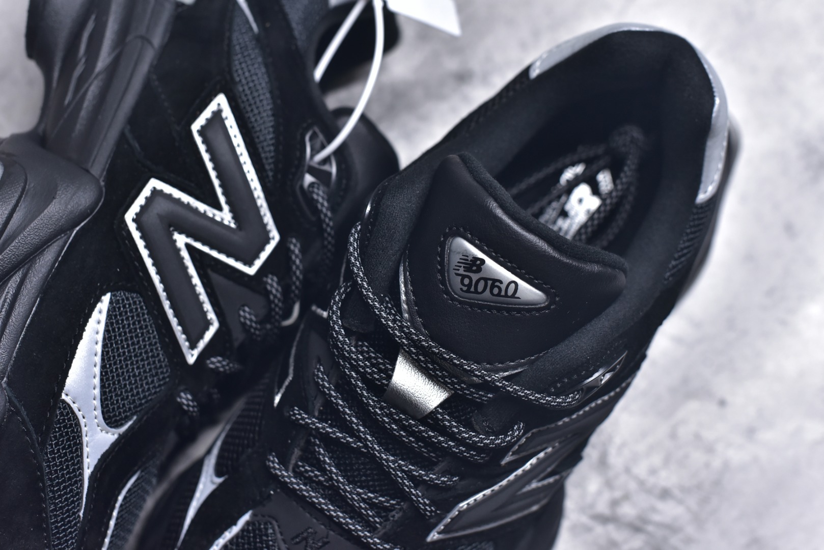 图片[9]-#New Balance NB9060 联名款 复古休闲运动慢跑鞋 黑白色U9060FOS 全套原楦原纸板原厂数据开发 进口三明治网面 原装进口翻毛皮料正确绒感卡色 正确中底拉帮中底网布细节 原厂标裁 带紫光防伪 定制后跟透明水晶模块 冲裁组合 大底贴合程度胶水上色把控完美 整洁度挑战全网艺术家 多道序QC把关品质完善 匠心打造 耗时两个月开发完成 工艺极其复杂难度可想而知 新开独立私模大底 全网唯一正确六层组合大底 高端零售专供产物 尺码：36 37 37.5 38 38.5 39 40 40.5 41 42 42.5 43 44 45 46.5-选品中心