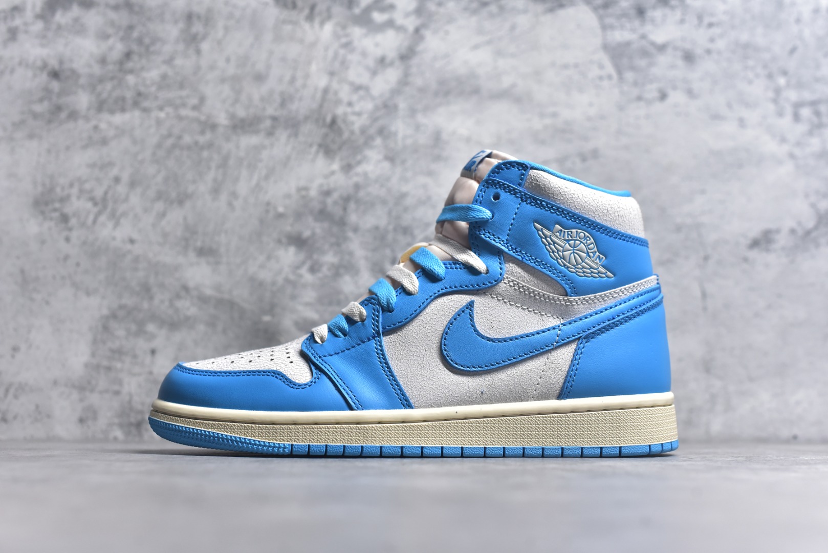 #Air Jordan AJ1 Retro High 氧化北卡蓝 DZ5485-402 全新改良批次 圈内最强倒钩系列 恪守真诚 承诺混一赔十 高端零售裸鞋圈特供批次 SZ原厂全套原楦原纸板冲刀磨具开发 原厂皮料加持 原厂港宝加持定型后跟R度完美 同源原厂电绣 飞翼针数密度立体效果一致 百分百一致原鞋 原厂拉帮工艺 针距密度一致 后跟弧度收口自然不对折 极致一眼正品既视感 进口玻璃冲刀皮料裁剪零毛边 全鞋电脑针车工艺 品控清洁度最高QC检验标准 免检产品 原厂订购鞋盒、鞋标、防尘纸、鞋撑、鞋带 追求极致的原厂味道 尺码：40.5 41 42 42.5 43 44 44.5 45 46 47.5 48.5-选品中心