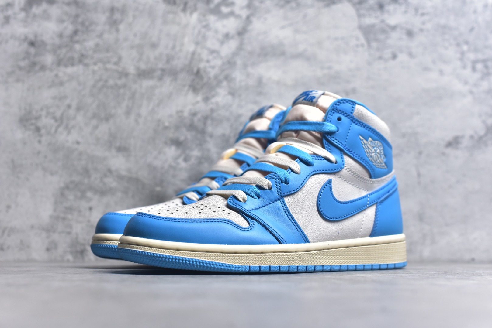 图片[2]-#Air Jordan AJ1 Retro High 氧化北卡蓝 DZ5485-402 全新改良批次 圈内最强倒钩系列 恪守真诚 承诺混一赔十 高端零售裸鞋圈特供批次 SZ原厂全套原楦原纸板冲刀磨具开发 原厂皮料加持 原厂港宝加持定型后跟R度完美 同源原厂电绣 飞翼针数密度立体效果一致 百分百一致原鞋 原厂拉帮工艺 针距密度一致 后跟弧度收口自然不对折 极致一眼正品既视感 进口玻璃冲刀皮料裁剪零毛边 全鞋电脑针车工艺 品控清洁度最高QC检验标准 免检产品 原厂订购鞋盒、鞋标、防尘纸、鞋撑、鞋带 追求极致的原厂味道 尺码：40.5 41 42 42.5 43 44 44.5 45 46 47.5 48.5-选品中心