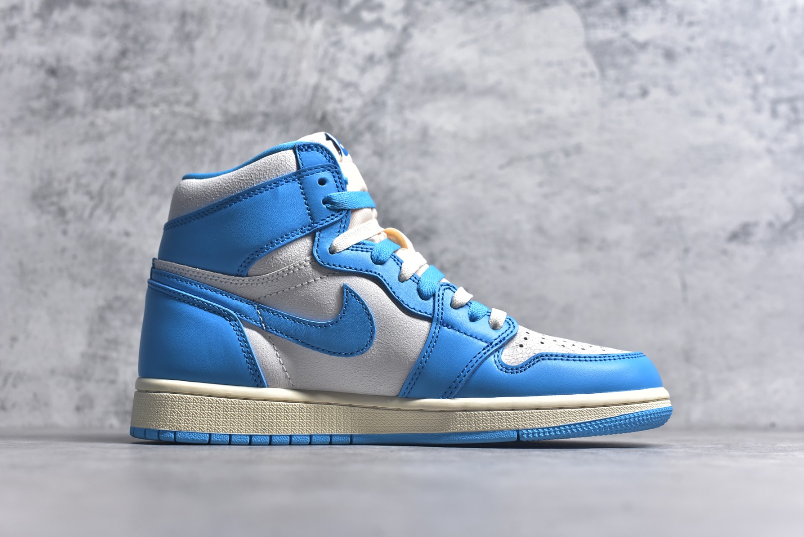 图片[3]-#Air Jordan AJ1 Retro High 氧化北卡蓝 DZ5485-402 全新改良批次 圈内最强倒钩系列 恪守真诚 承诺混一赔十 高端零售裸鞋圈特供批次 SZ原厂全套原楦原纸板冲刀磨具开发 原厂皮料加持 原厂港宝加持定型后跟R度完美 同源原厂电绣 飞翼针数密度立体效果一致 百分百一致原鞋 原厂拉帮工艺 针距密度一致 后跟弧度收口自然不对折 极致一眼正品既视感 进口玻璃冲刀皮料裁剪零毛边 全鞋电脑针车工艺 品控清洁度最高QC检验标准 免检产品 原厂订购鞋盒、鞋标、防尘纸、鞋撑、鞋带 追求极致的原厂味道 尺码：40.5 41 42 42.5 43 44 44.5 45 46 47.5 48.5-选品中心