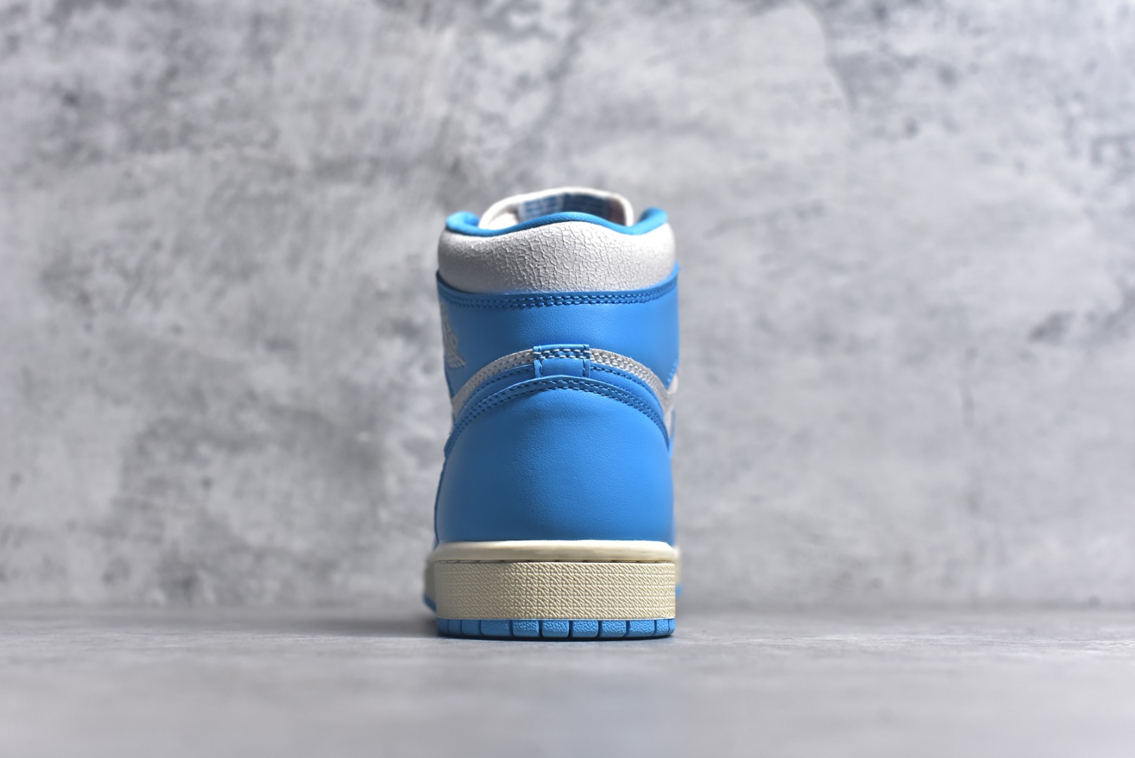 图片[5]-#Air Jordan AJ1 Retro High 氧化北卡蓝 DZ5485-402 全新改良批次 圈内最强倒钩系列 恪守真诚 承诺混一赔十 高端零售裸鞋圈特供批次 SZ原厂全套原楦原纸板冲刀磨具开发 原厂皮料加持 原厂港宝加持定型后跟R度完美 同源原厂电绣 飞翼针数密度立体效果一致 百分百一致原鞋 原厂拉帮工艺 针距密度一致 后跟弧度收口自然不对折 极致一眼正品既视感 进口玻璃冲刀皮料裁剪零毛边 全鞋电脑针车工艺 品控清洁度最高QC检验标准 免检产品 原厂订购鞋盒、鞋标、防尘纸、鞋撑、鞋带 追求极致的原厂味道 尺码：40.5 41 42 42.5 43 44 44.5 45 46 47.5 48.5-选品中心