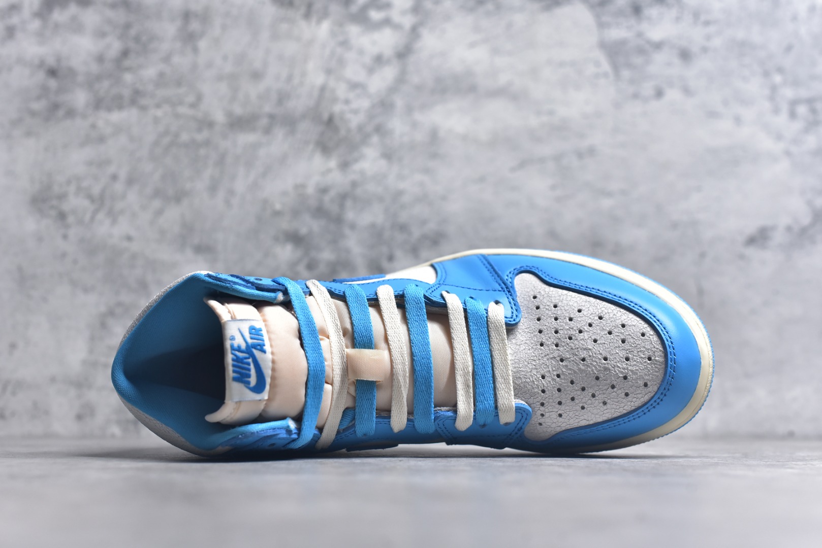 图片[4]-#Air Jordan AJ1 Retro High 氧化北卡蓝 DZ5485-402 全新改良批次 圈内最强倒钩系列 恪守真诚 承诺混一赔十 高端零售裸鞋圈特供批次 SZ原厂全套原楦原纸板冲刀磨具开发 原厂皮料加持 原厂港宝加持定型后跟R度完美 同源原厂电绣 飞翼针数密度立体效果一致 百分百一致原鞋 原厂拉帮工艺 针距密度一致 后跟弧度收口自然不对折 极致一眼正品既视感 进口玻璃冲刀皮料裁剪零毛边 全鞋电脑针车工艺 品控清洁度最高QC检验标准 免检产品 原厂订购鞋盒、鞋标、防尘纸、鞋撑、鞋带 追求极致的原厂味道 尺码：40.5 41 42 42.5 43 44 44.5 45 46 47.5 48.5-选品中心