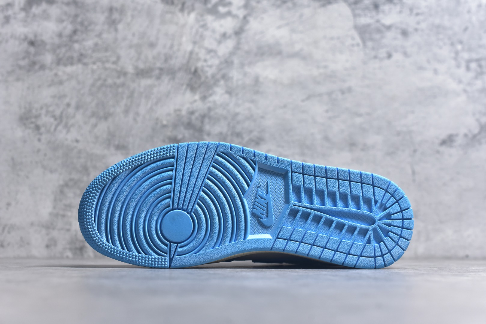 图片[6]-#Air Jordan AJ1 Retro High 氧化北卡蓝 DZ5485-402 全新改良批次 圈内最强倒钩系列 恪守真诚 承诺混一赔十 高端零售裸鞋圈特供批次 SZ原厂全套原楦原纸板冲刀磨具开发 原厂皮料加持 原厂港宝加持定型后跟R度完美 同源原厂电绣 飞翼针数密度立体效果一致 百分百一致原鞋 原厂拉帮工艺 针距密度一致 后跟弧度收口自然不对折 极致一眼正品既视感 进口玻璃冲刀皮料裁剪零毛边 全鞋电脑针车工艺 品控清洁度最高QC检验标准 免检产品 原厂订购鞋盒、鞋标、防尘纸、鞋撑、鞋带 追求极致的原厂味道 尺码：40.5 41 42 42.5 43 44 44.5 45 46 47.5 48.5-选品中心
