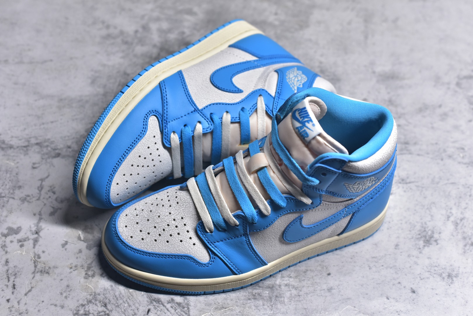 图片[7]-#Air Jordan AJ1 Retro High 氧化北卡蓝 DZ5485-402 全新改良批次 圈内最强倒钩系列 恪守真诚 承诺混一赔十 高端零售裸鞋圈特供批次 SZ原厂全套原楦原纸板冲刀磨具开发 原厂皮料加持 原厂港宝加持定型后跟R度完美 同源原厂电绣 飞翼针数密度立体效果一致 百分百一致原鞋 原厂拉帮工艺 针距密度一致 后跟弧度收口自然不对折 极致一眼正品既视感 进口玻璃冲刀皮料裁剪零毛边 全鞋电脑针车工艺 品控清洁度最高QC检验标准 免检产品 原厂订购鞋盒、鞋标、防尘纸、鞋撑、鞋带 追求极致的原厂味道 尺码：40.5 41 42 42.5 43 44 44.5 45 46 47.5 48.5-选品中心