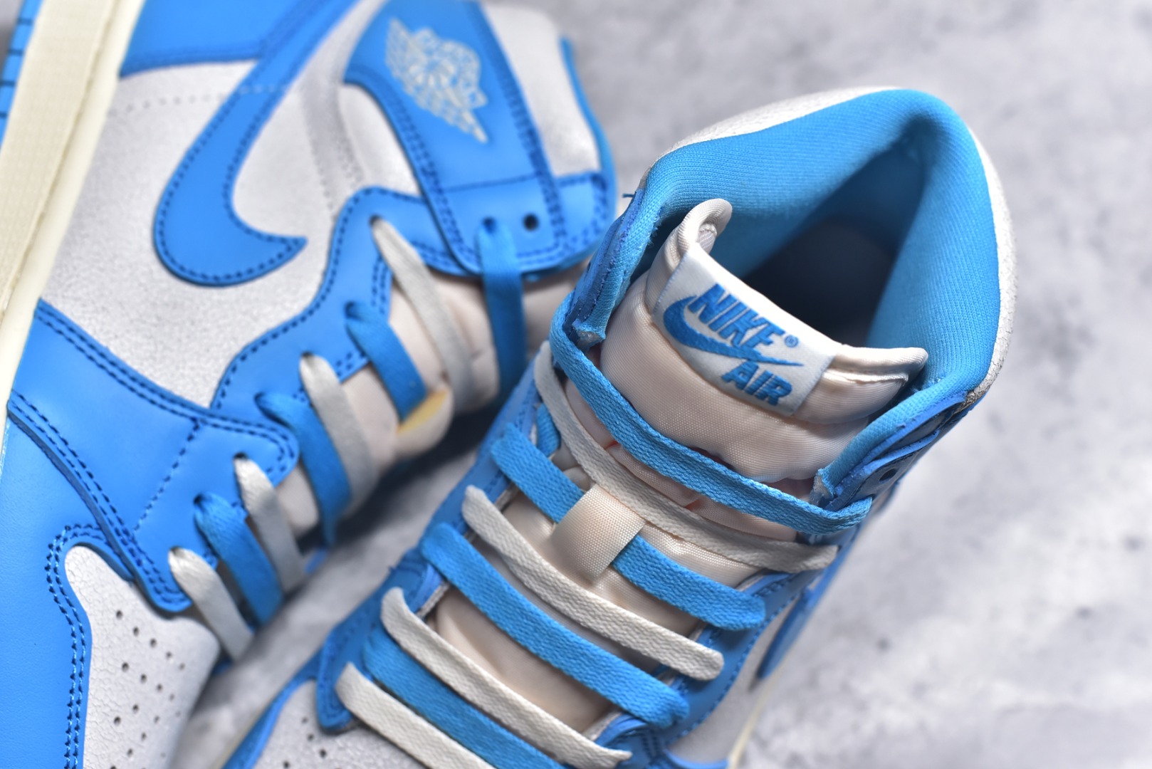 图片[9]-#Air Jordan AJ1 Retro High 氧化北卡蓝 DZ5485-402 全新改良批次 圈内最强倒钩系列 恪守真诚 承诺混一赔十 高端零售裸鞋圈特供批次 SZ原厂全套原楦原纸板冲刀磨具开发 原厂皮料加持 原厂港宝加持定型后跟R度完美 同源原厂电绣 飞翼针数密度立体效果一致 百分百一致原鞋 原厂拉帮工艺 针距密度一致 后跟弧度收口自然不对折 极致一眼正品既视感 进口玻璃冲刀皮料裁剪零毛边 全鞋电脑针车工艺 品控清洁度最高QC检验标准 免检产品 原厂订购鞋盒、鞋标、防尘纸、鞋撑、鞋带 追求极致的原厂味道 尺码：40.5 41 42 42.5 43 44 44.5 45 46 47.5 48.5-选品中心