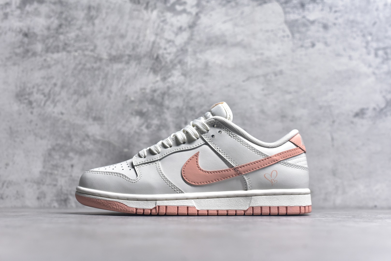 #NK Dunk Low 桃之夭夭 WP0212-015 当夏风佛过针脚，Swoosh 便成了枝头颤巍巍的绯色。鞋舌似捧住月光，后跟烙下一颗未成熟的甜，奶白皮革呼吸着，似初融的奶油河，每一步都踩碎柔雾，溅起满踝桃夭。奶白绸缎裹住足尖云朵，步履过处，皆有花瓣坠地。定制系列天花板 无原鞋不开发 全系列得物原鞋一比一校对开发 配色持续更新中 终端对接 优势输出 全套原厂楦头原纸板数据档案倾力打造 原汁原味莞产 极致还原 圈内最强针车工艺 高端零售指定版 广东原厂配套原盒原标 鞋盒分三个尺码段 原厂冲刀 超高清洁度 全鞋零毛边皮料切割 采用原厂百宏鞋带以及原厂百宏织唛舌标 内标可供原厂几率过验 进口原装条纹中底布 四线拉帮白色点胶 原厂拉帮手法遵循公司 原厂电绣 极致还原 尺码：36 36.5 37.5 38 38.5 39 40 40.5 41 42 42.5 43 44 44.5 45 46-选品中心