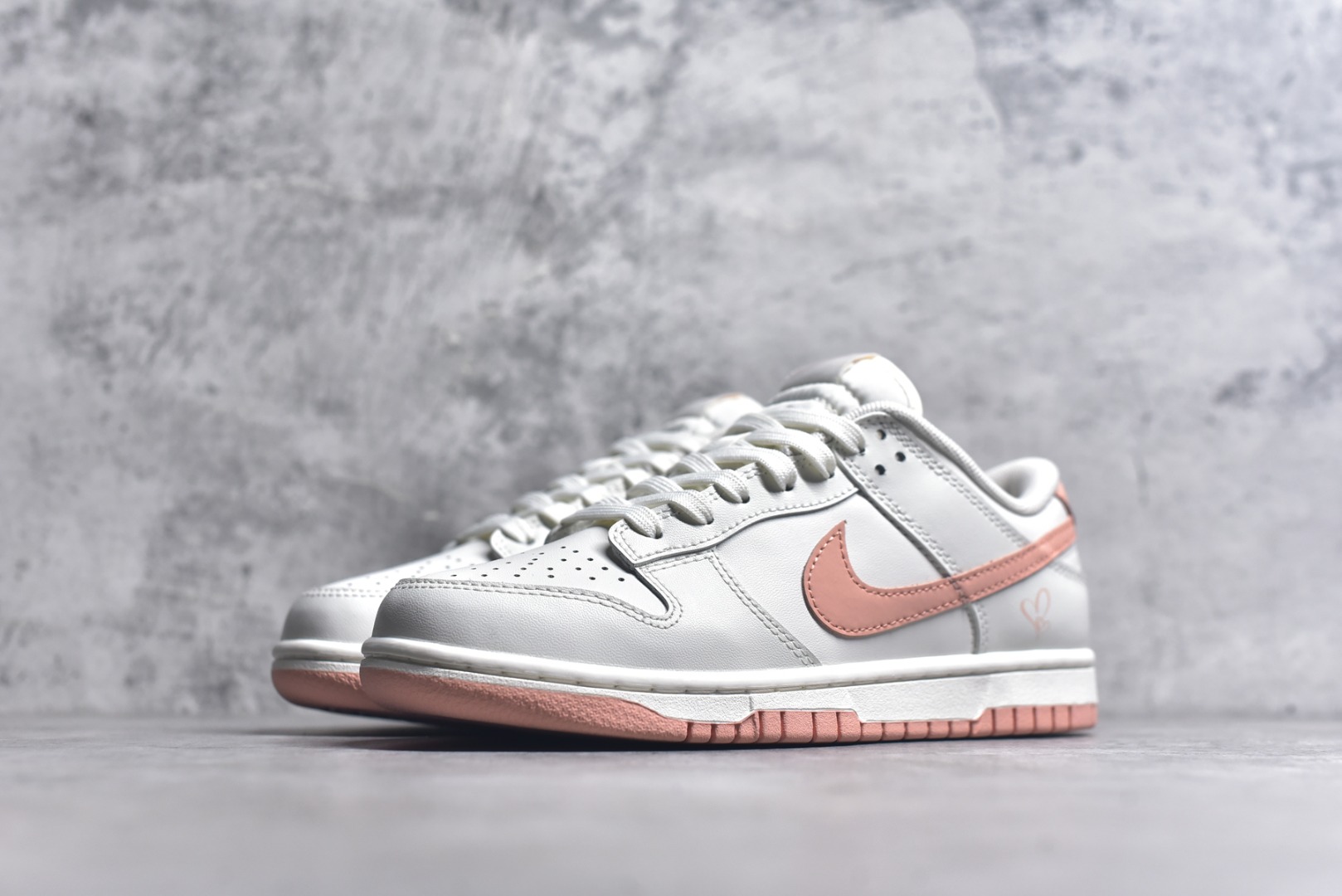 图片[2]-#NK Dunk Low 桃之夭夭 WP0212-015 当夏风佛过针脚，Swoosh 便成了枝头颤巍巍的绯色。鞋舌似捧住月光，后跟烙下一颗未成熟的甜，奶白皮革呼吸着，似初融的奶油河，每一步都踩碎柔雾，溅起满踝桃夭。奶白绸缎裹住足尖云朵，步履过处，皆有花瓣坠地。定制系列天花板 无原鞋不开发 全系列得物原鞋一比一校对开发 配色持续更新中 终端对接 优势输出 全套原厂楦头原纸板数据档案倾力打造 原汁原味莞产 极致还原 圈内最强针车工艺 高端零售指定版 广东原厂配套原盒原标 鞋盒分三个尺码段 原厂冲刀 超高清洁度 全鞋零毛边皮料切割 采用原厂百宏鞋带以及原厂百宏织唛舌标 内标可供原厂几率过验 进口原装条纹中底布 四线拉帮白色点胶 原厂拉帮手法遵循公司 原厂电绣 极致还原 尺码：36 36.5 37.5 38 38.5 39 40 40.5 41 42 42.5 43 44 44.5 45 46-选品中心