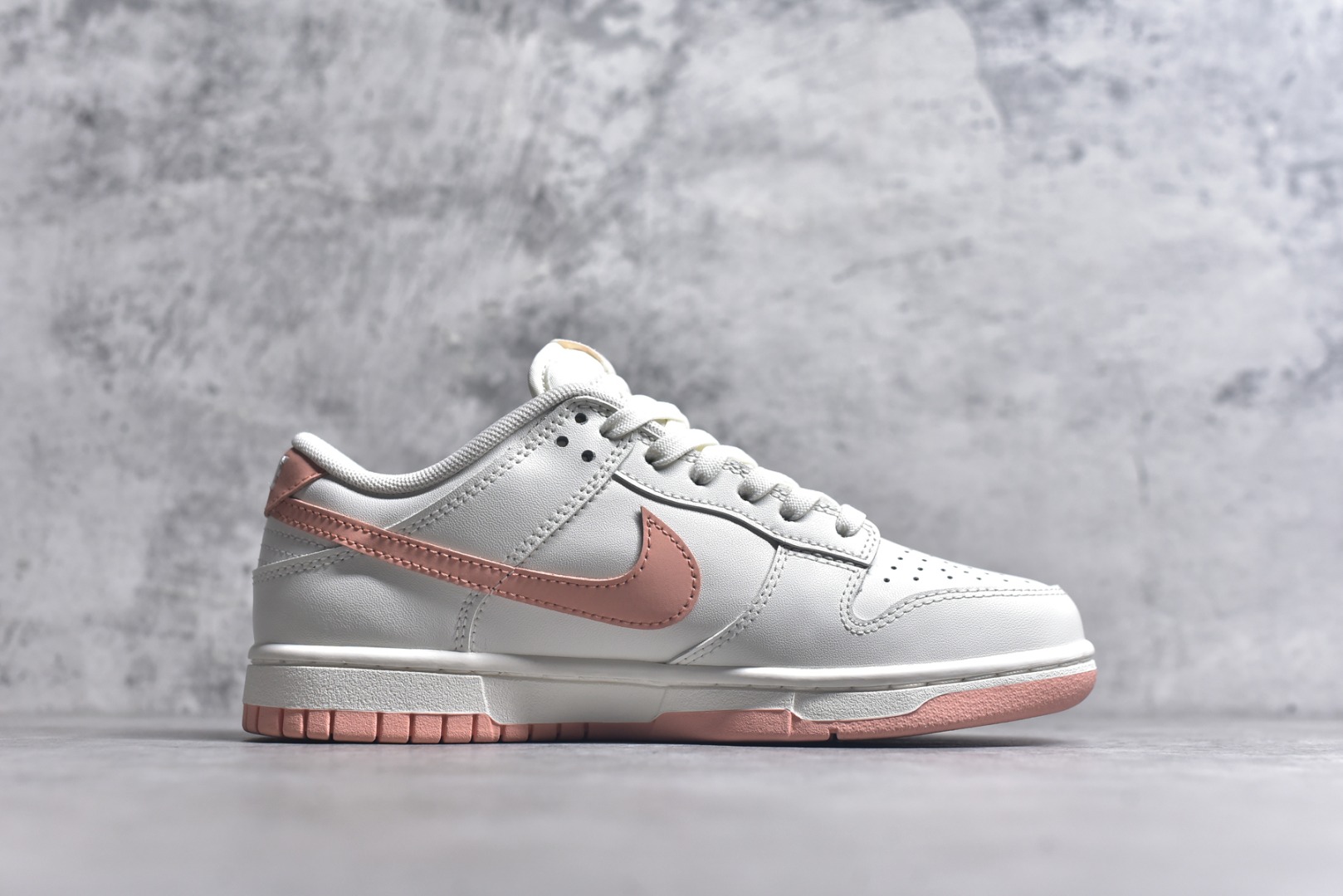 图片[3]-#NK Dunk Low 桃之夭夭 WP0212-015 当夏风佛过针脚，Swoosh 便成了枝头颤巍巍的绯色。鞋舌似捧住月光，后跟烙下一颗未成熟的甜，奶白皮革呼吸着，似初融的奶油河，每一步都踩碎柔雾，溅起满踝桃夭。奶白绸缎裹住足尖云朵，步履过处，皆有花瓣坠地。定制系列天花板 无原鞋不开发 全系列得物原鞋一比一校对开发 配色持续更新中 终端对接 优势输出 全套原厂楦头原纸板数据档案倾力打造 原汁原味莞产 极致还原 圈内最强针车工艺 高端零售指定版 广东原厂配套原盒原标 鞋盒分三个尺码段 原厂冲刀 超高清洁度 全鞋零毛边皮料切割 采用原厂百宏鞋带以及原厂百宏织唛舌标 内标可供原厂几率过验 进口原装条纹中底布 四线拉帮白色点胶 原厂拉帮手法遵循公司 原厂电绣 极致还原 尺码：36 36.5 37.5 38 38.5 39 40 40.5 41 42 42.5 43 44 44.5 45 46-选品中心