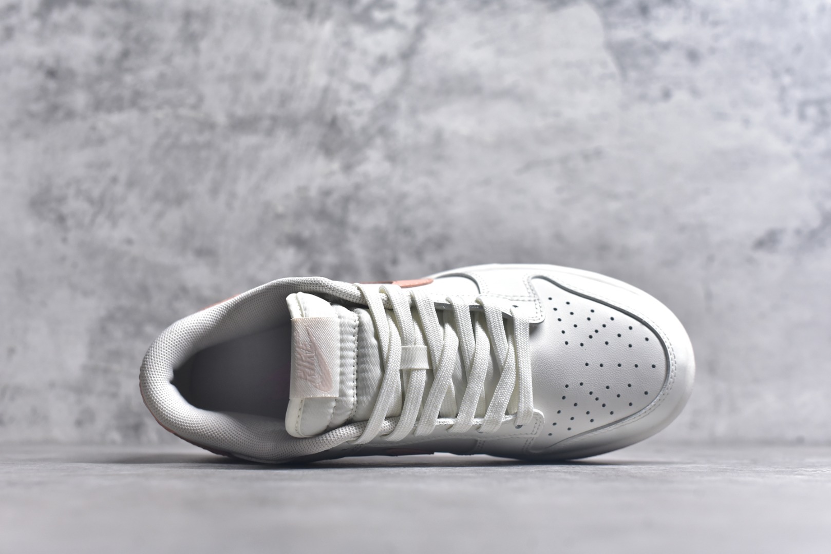 图片[4]-#NK Dunk Low 桃之夭夭 WP0212-015 当夏风佛过针脚，Swoosh 便成了枝头颤巍巍的绯色。鞋舌似捧住月光，后跟烙下一颗未成熟的甜，奶白皮革呼吸着，似初融的奶油河，每一步都踩碎柔雾，溅起满踝桃夭。奶白绸缎裹住足尖云朵，步履过处，皆有花瓣坠地。定制系列天花板 无原鞋不开发 全系列得物原鞋一比一校对开发 配色持续更新中 终端对接 优势输出 全套原厂楦头原纸板数据档案倾力打造 原汁原味莞产 极致还原 圈内最强针车工艺 高端零售指定版 广东原厂配套原盒原标 鞋盒分三个尺码段 原厂冲刀 超高清洁度 全鞋零毛边皮料切割 采用原厂百宏鞋带以及原厂百宏织唛舌标 内标可供原厂几率过验 进口原装条纹中底布 四线拉帮白色点胶 原厂拉帮手法遵循公司 原厂电绣 极致还原 尺码：36 36.5 37.5 38 38.5 39 40 40.5 41 42 42.5 43 44 44.5 45 46-选品中心