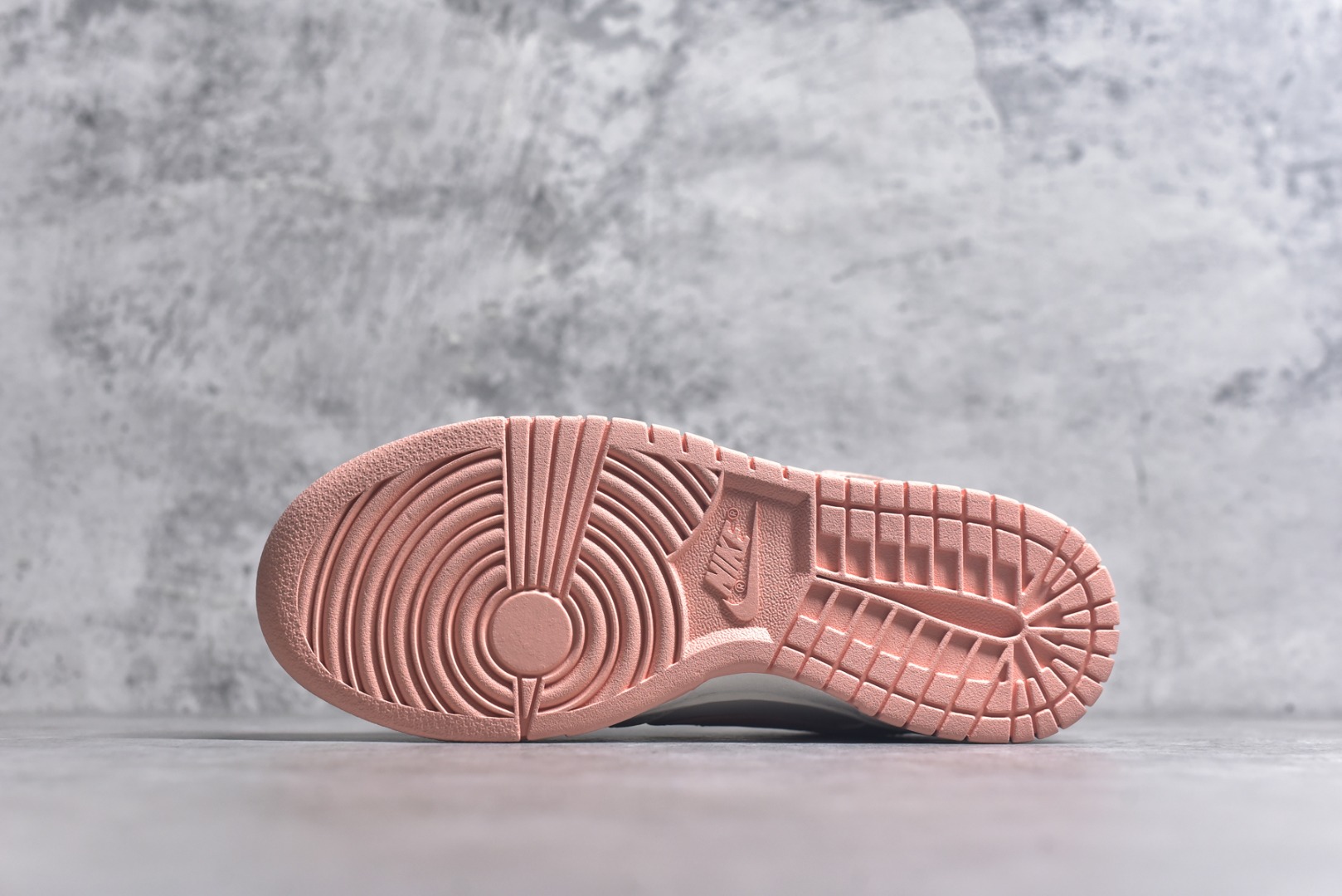 图片[6]-#NK Dunk Low 桃之夭夭 WP0212-015 当夏风佛过针脚，Swoosh 便成了枝头颤巍巍的绯色。鞋舌似捧住月光，后跟烙下一颗未成熟的甜，奶白皮革呼吸着，似初融的奶油河，每一步都踩碎柔雾，溅起满踝桃夭。奶白绸缎裹住足尖云朵，步履过处，皆有花瓣坠地。定制系列天花板 无原鞋不开发 全系列得物原鞋一比一校对开发 配色持续更新中 终端对接 优势输出 全套原厂楦头原纸板数据档案倾力打造 原汁原味莞产 极致还原 圈内最强针车工艺 高端零售指定版 广东原厂配套原盒原标 鞋盒分三个尺码段 原厂冲刀 超高清洁度 全鞋零毛边皮料切割 采用原厂百宏鞋带以及原厂百宏织唛舌标 内标可供原厂几率过验 进口原装条纹中底布 四线拉帮白色点胶 原厂拉帮手法遵循公司 原厂电绣 极致还原 尺码：36 36.5 37.5 38 38.5 39 40 40.5 41 42 42.5 43 44 44.5 45 46-选品中心