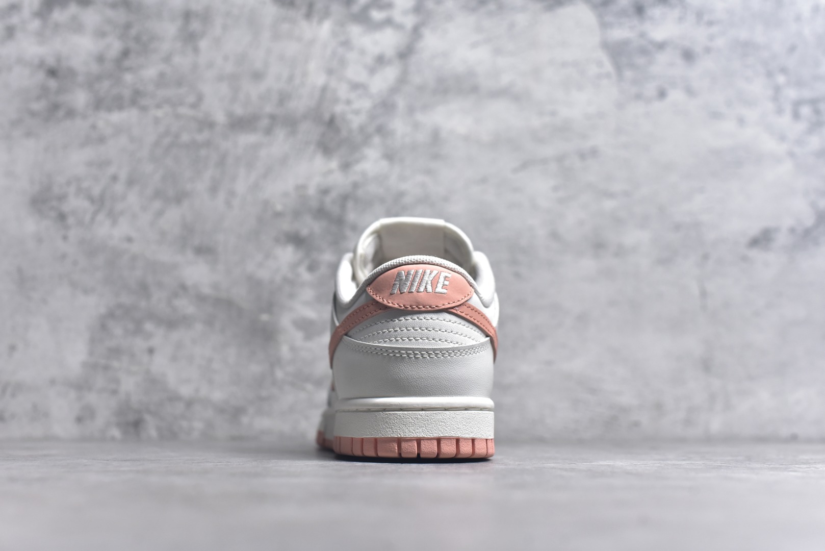 图片[5]-#NK Dunk Low 桃之夭夭 WP0212-015 当夏风佛过针脚，Swoosh 便成了枝头颤巍巍的绯色。鞋舌似捧住月光，后跟烙下一颗未成熟的甜，奶白皮革呼吸着，似初融的奶油河，每一步都踩碎柔雾，溅起满踝桃夭。奶白绸缎裹住足尖云朵，步履过处，皆有花瓣坠地。定制系列天花板 无原鞋不开发 全系列得物原鞋一比一校对开发 配色持续更新中 终端对接 优势输出 全套原厂楦头原纸板数据档案倾力打造 原汁原味莞产 极致还原 圈内最强针车工艺 高端零售指定版 广东原厂配套原盒原标 鞋盒分三个尺码段 原厂冲刀 超高清洁度 全鞋零毛边皮料切割 采用原厂百宏鞋带以及原厂百宏织唛舌标 内标可供原厂几率过验 进口原装条纹中底布 四线拉帮白色点胶 原厂拉帮手法遵循公司 原厂电绣 极致还原 尺码：36 36.5 37.5 38 38.5 39 40 40.5 41 42 42.5 43 44 44.5 45 46-选品中心