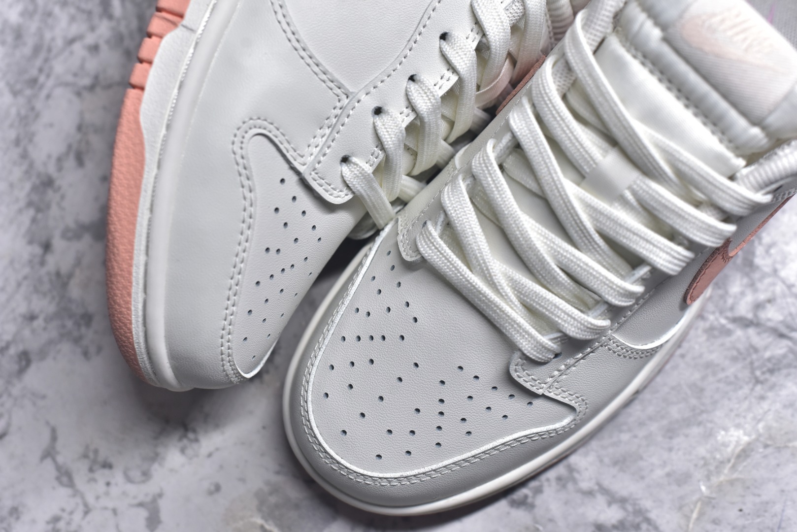 图片[8]-#NK Dunk Low 桃之夭夭 WP0212-015 当夏风佛过针脚，Swoosh 便成了枝头颤巍巍的绯色。鞋舌似捧住月光，后跟烙下一颗未成熟的甜，奶白皮革呼吸着，似初融的奶油河，每一步都踩碎柔雾，溅起满踝桃夭。奶白绸缎裹住足尖云朵，步履过处，皆有花瓣坠地。定制系列天花板 无原鞋不开发 全系列得物原鞋一比一校对开发 配色持续更新中 终端对接 优势输出 全套原厂楦头原纸板数据档案倾力打造 原汁原味莞产 极致还原 圈内最强针车工艺 高端零售指定版 广东原厂配套原盒原标 鞋盒分三个尺码段 原厂冲刀 超高清洁度 全鞋零毛边皮料切割 采用原厂百宏鞋带以及原厂百宏织唛舌标 内标可供原厂几率过验 进口原装条纹中底布 四线拉帮白色点胶 原厂拉帮手法遵循公司 原厂电绣 极致还原 尺码：36 36.5 37.5 38 38.5 39 40 40.5 41 42 42.5 43 44 44.5 45 46-选品中心