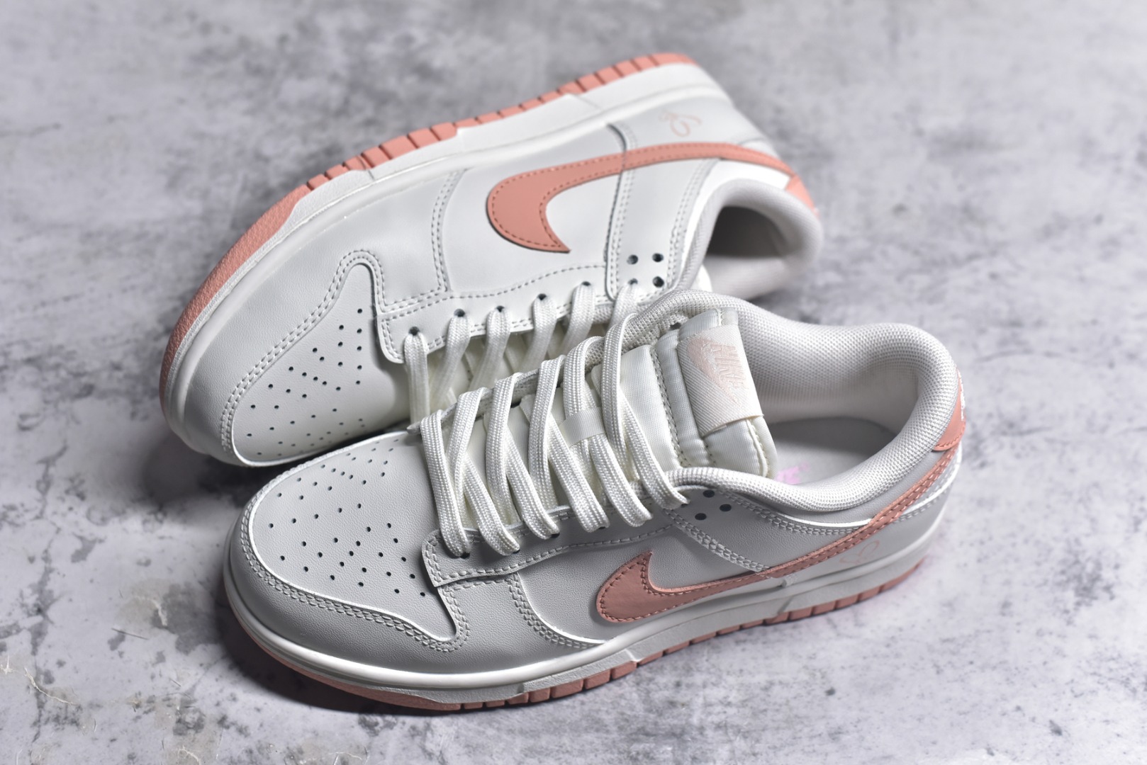 图片[7]-#NK Dunk Low 桃之夭夭 WP0212-015 当夏风佛过针脚，Swoosh 便成了枝头颤巍巍的绯色。鞋舌似捧住月光，后跟烙下一颗未成熟的甜，奶白皮革呼吸着，似初融的奶油河，每一步都踩碎柔雾，溅起满踝桃夭。奶白绸缎裹住足尖云朵，步履过处，皆有花瓣坠地。定制系列天花板 无原鞋不开发 全系列得物原鞋一比一校对开发 配色持续更新中 终端对接 优势输出 全套原厂楦头原纸板数据档案倾力打造 原汁原味莞产 极致还原 圈内最强针车工艺 高端零售指定版 广东原厂配套原盒原标 鞋盒分三个尺码段 原厂冲刀 超高清洁度 全鞋零毛边皮料切割 采用原厂百宏鞋带以及原厂百宏织唛舌标 内标可供原厂几率过验 进口原装条纹中底布 四线拉帮白色点胶 原厂拉帮手法遵循公司 原厂电绣 极致还原 尺码：36 36.5 37.5 38 38.5 39 40 40.5 41 42 42.5 43 44 44.5 45 46-选品中心