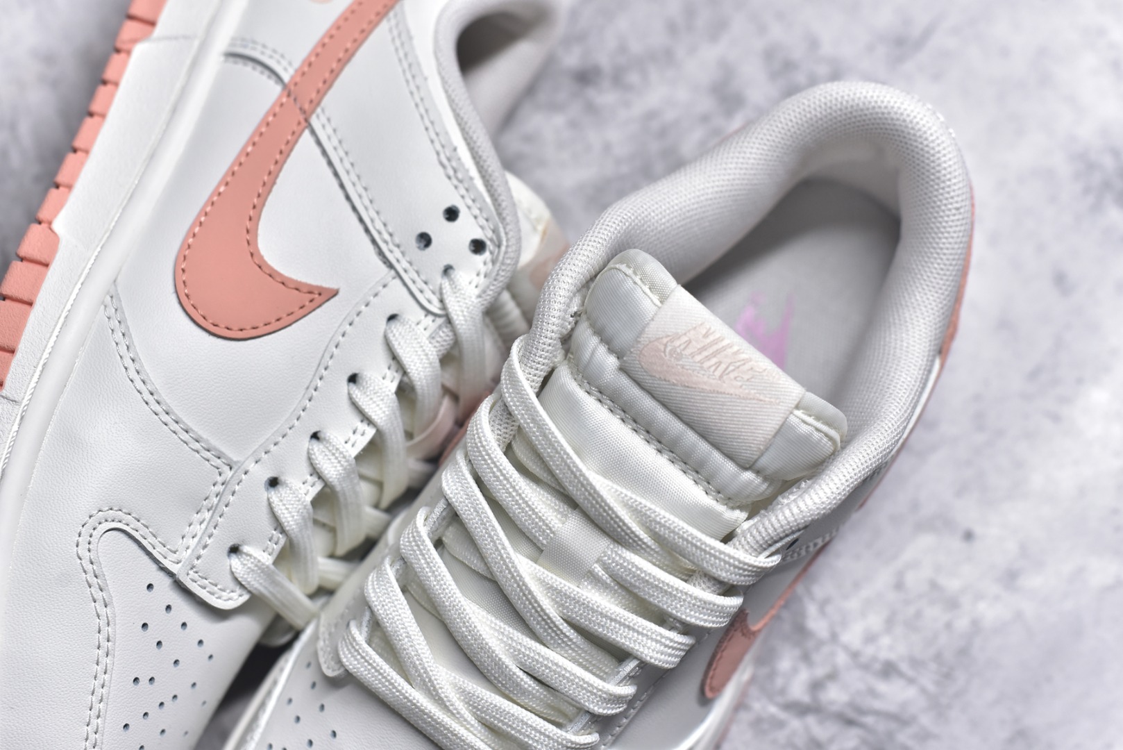 图片[9]-#NK Dunk Low 桃之夭夭 WP0212-015 当夏风佛过针脚，Swoosh 便成了枝头颤巍巍的绯色。鞋舌似捧住月光，后跟烙下一颗未成熟的甜，奶白皮革呼吸着，似初融的奶油河，每一步都踩碎柔雾，溅起满踝桃夭。奶白绸缎裹住足尖云朵，步履过处，皆有花瓣坠地。定制系列天花板 无原鞋不开发 全系列得物原鞋一比一校对开发 配色持续更新中 终端对接 优势输出 全套原厂楦头原纸板数据档案倾力打造 原汁原味莞产 极致还原 圈内最强针车工艺 高端零售指定版 广东原厂配套原盒原标 鞋盒分三个尺码段 原厂冲刀 超高清洁度 全鞋零毛边皮料切割 采用原厂百宏鞋带以及原厂百宏织唛舌标 内标可供原厂几率过验 进口原装条纹中底布 四线拉帮白色点胶 原厂拉帮手法遵循公司 原厂电绣 极致还原 尺码：36 36.5 37.5 38 38.5 39 40 40.5 41 42 42.5 43 44 44.5 45 46-选品中心