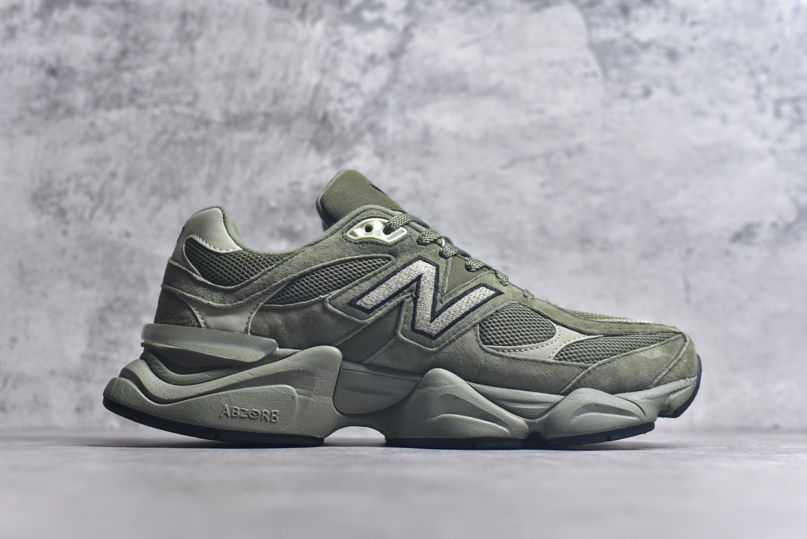 图片[3]-#New Balance NB9060 联名款 复古休闲运动慢跑鞋 墨绿色U9060ZGD 全套原楦原纸板原厂数据开发 进口三明治网面 原装进口翻毛皮料正确绒感卡色 正确中底拉帮中底网布细节 原厂标裁 带紫光防伪 定制后跟透明水晶模块 冲裁组合 大底贴合程度胶水上色把控完美 整洁度挑战全网艺术家 多道序QC把关品质完善 匠心打造 耗时两个月开发完成 工艺极其复杂难度可想而知 新开独立私模大底 全网唯一正确六层组合大底 高端零售专供产物 尺码：36 37 37.5 38 38.5 39 40 40.5 41 42 42.5 43 44 45 46.5-选品中心