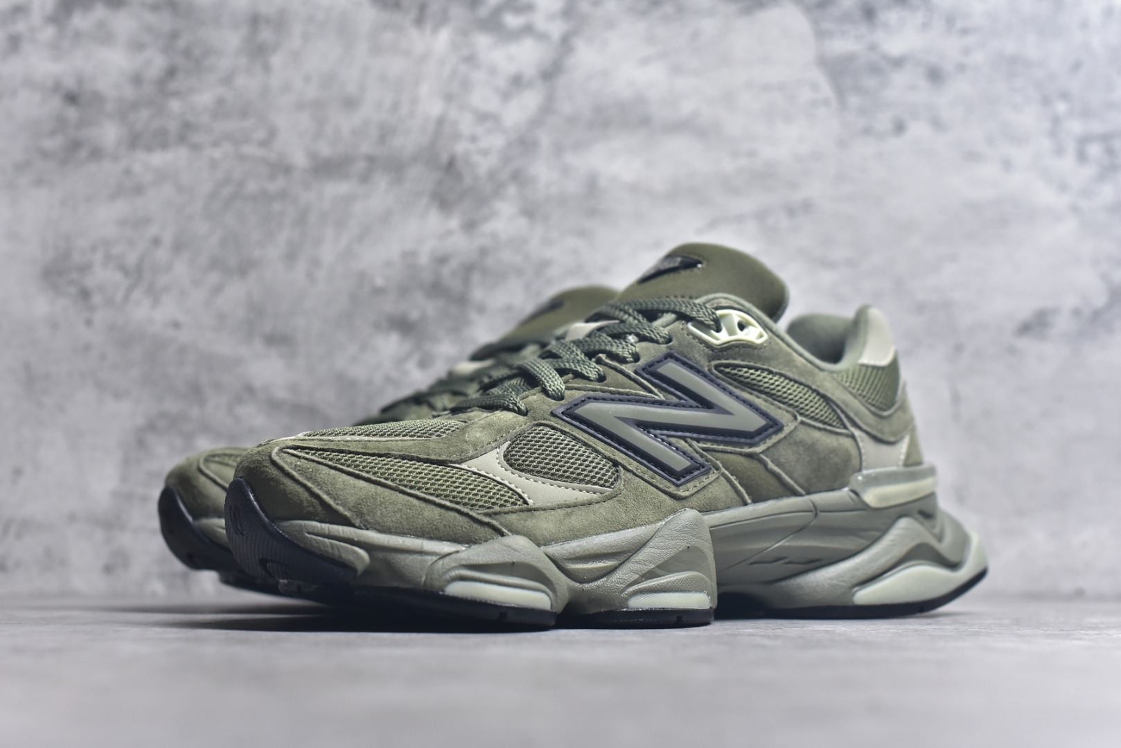 图片[2]-#New Balance NB9060 联名款 复古休闲运动慢跑鞋 墨绿色U9060ZGD 全套原楦原纸板原厂数据开发 进口三明治网面 原装进口翻毛皮料正确绒感卡色 正确中底拉帮中底网布细节 原厂标裁 带紫光防伪 定制后跟透明水晶模块 冲裁组合 大底贴合程度胶水上色把控完美 整洁度挑战全网艺术家 多道序QC把关品质完善 匠心打造 耗时两个月开发完成 工艺极其复杂难度可想而知 新开独立私模大底 全网唯一正确六层组合大底 高端零售专供产物 尺码：36 37 37.5 38 38.5 39 40 40.5 41 42 42.5 43 44 45 46.5-选品中心
