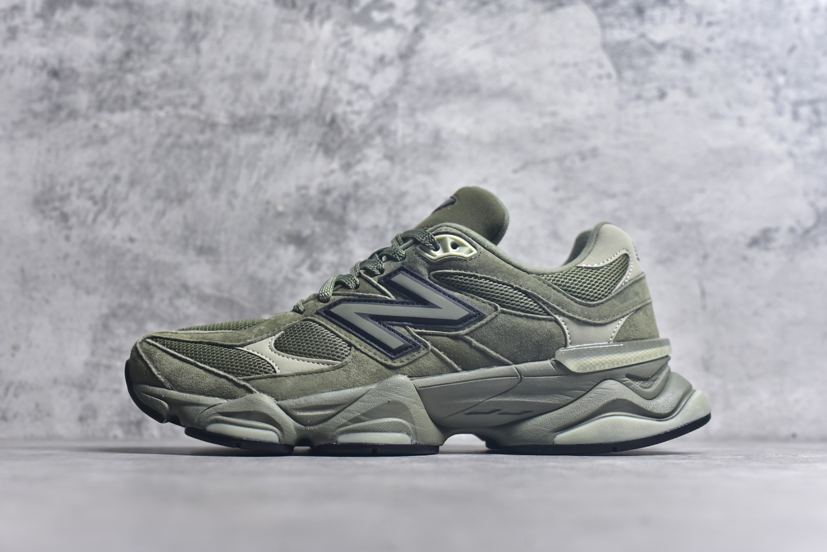 #New Balance NB9060 联名款 复古休闲运动慢跑鞋 墨绿色U9060ZGD 全套原楦原纸板原厂数据开发 进口三明治网面 原装进口翻毛皮料正确绒感卡色 正确中底拉帮中底网布细节 原厂标裁 带紫光防伪 定制后跟透明水晶模块 冲裁组合 大底贴合程度胶水上色把控完美 整洁度挑战全网艺术家 多道序QC把关品质完善 匠心打造 耗时两个月开发完成 工艺极其复杂难度可想而知 新开独立私模大底 全网唯一正确六层组合大底 高端零售专供产物 尺码：36 37 37.5 38 38.5 39 40 40.5 41 42 42.5 43 44 45 46.5-选品中心