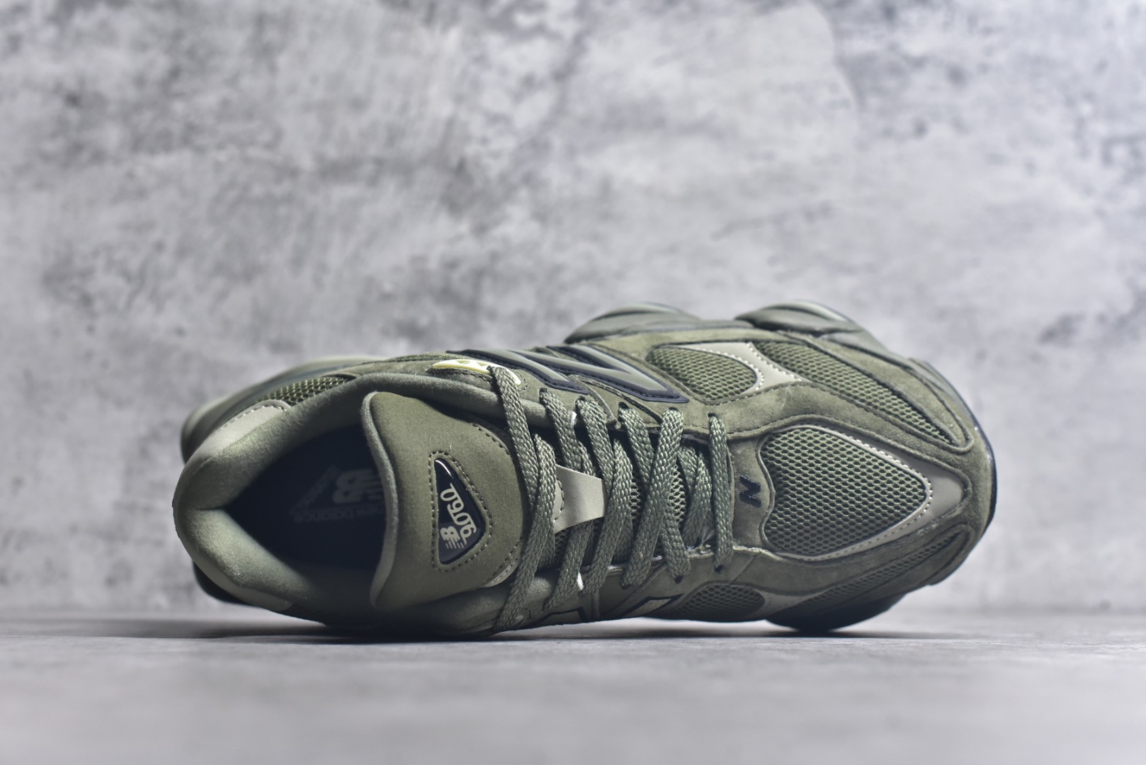 图片[4]-#New Balance NB9060 联名款 复古休闲运动慢跑鞋 墨绿色U9060ZGD 全套原楦原纸板原厂数据开发 进口三明治网面 原装进口翻毛皮料正确绒感卡色 正确中底拉帮中底网布细节 原厂标裁 带紫光防伪 定制后跟透明水晶模块 冲裁组合 大底贴合程度胶水上色把控完美 整洁度挑战全网艺术家 多道序QC把关品质完善 匠心打造 耗时两个月开发完成 工艺极其复杂难度可想而知 新开独立私模大底 全网唯一正确六层组合大底 高端零售专供产物 尺码：36 37 37.5 38 38.5 39 40 40.5 41 42 42.5 43 44 45 46.5-选品中心