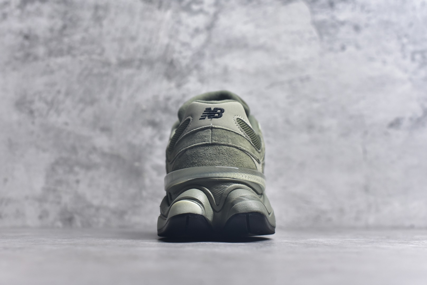 图片[5]-#New Balance NB9060 联名款 复古休闲运动慢跑鞋 墨绿色U9060ZGD 全套原楦原纸板原厂数据开发 进口三明治网面 原装进口翻毛皮料正确绒感卡色 正确中底拉帮中底网布细节 原厂标裁 带紫光防伪 定制后跟透明水晶模块 冲裁组合 大底贴合程度胶水上色把控完美 整洁度挑战全网艺术家 多道序QC把关品质完善 匠心打造 耗时两个月开发完成 工艺极其复杂难度可想而知 新开独立私模大底 全网唯一正确六层组合大底 高端零售专供产物 尺码：36 37 37.5 38 38.5 39 40 40.5 41 42 42.5 43 44 45 46.5-选品中心