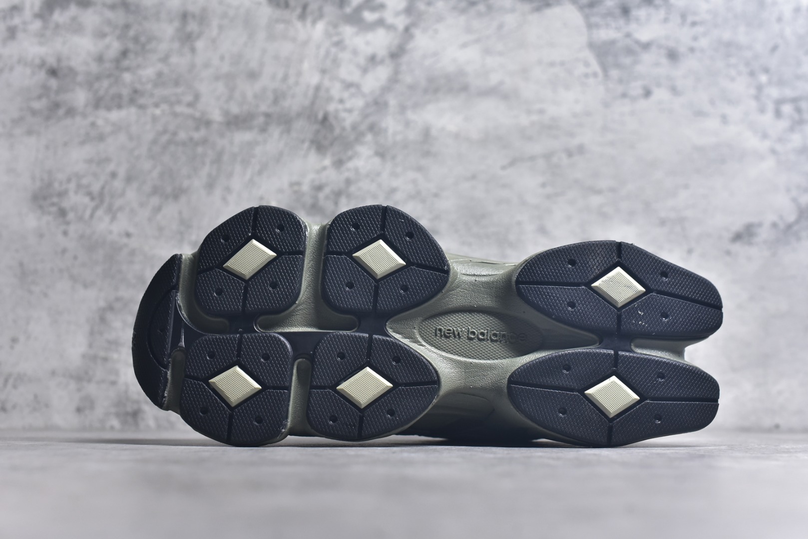 图片[6]-#New Balance NB9060 联名款 复古休闲运动慢跑鞋 墨绿色U9060ZGD 全套原楦原纸板原厂数据开发 进口三明治网面 原装进口翻毛皮料正确绒感卡色 正确中底拉帮中底网布细节 原厂标裁 带紫光防伪 定制后跟透明水晶模块 冲裁组合 大底贴合程度胶水上色把控完美 整洁度挑战全网艺术家 多道序QC把关品质完善 匠心打造 耗时两个月开发完成 工艺极其复杂难度可想而知 新开独立私模大底 全网唯一正确六层组合大底 高端零售专供产物 尺码：36 37 37.5 38 38.5 39 40 40.5 41 42 42.5 43 44 45 46.5-选品中心