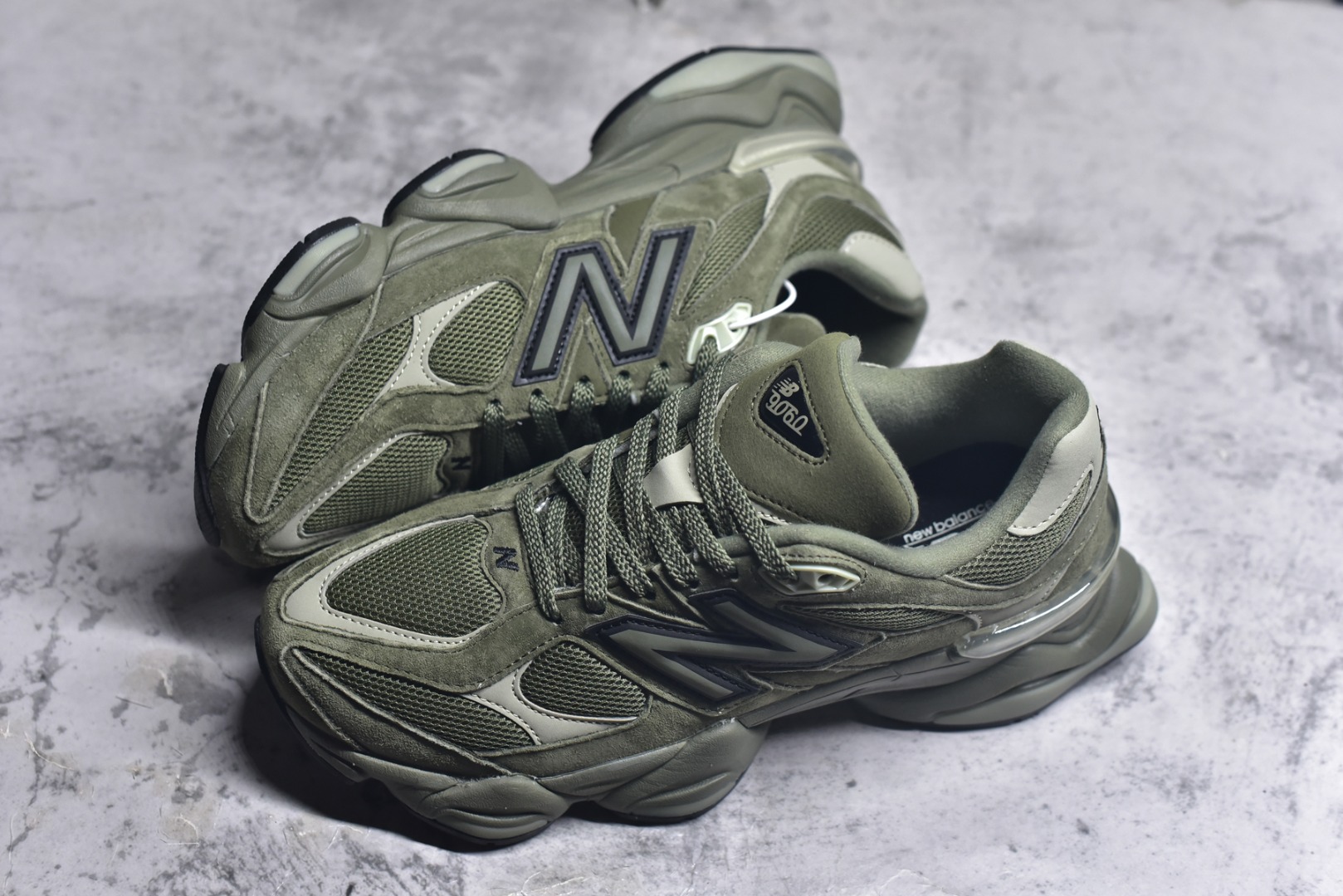 图片[7]-#New Balance NB9060 联名款 复古休闲运动慢跑鞋 墨绿色U9060ZGD 全套原楦原纸板原厂数据开发 进口三明治网面 原装进口翻毛皮料正确绒感卡色 正确中底拉帮中底网布细节 原厂标裁 带紫光防伪 定制后跟透明水晶模块 冲裁组合 大底贴合程度胶水上色把控完美 整洁度挑战全网艺术家 多道序QC把关品质完善 匠心打造 耗时两个月开发完成 工艺极其复杂难度可想而知 新开独立私模大底 全网唯一正确六层组合大底 高端零售专供产物 尺码：36 37 37.5 38 38.5 39 40 40.5 41 42 42.5 43 44 45 46.5-选品中心