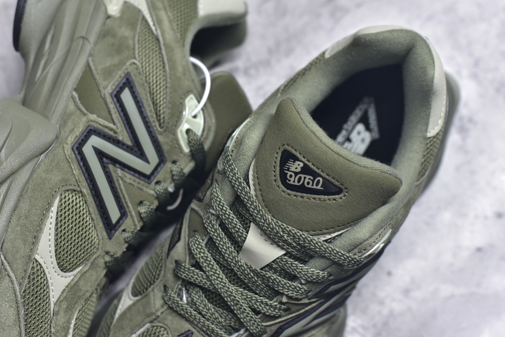 图片[9]-#New Balance NB9060 联名款 复古休闲运动慢跑鞋 墨绿色U9060ZGD 全套原楦原纸板原厂数据开发 进口三明治网面 原装进口翻毛皮料正确绒感卡色 正确中底拉帮中底网布细节 原厂标裁 带紫光防伪 定制后跟透明水晶模块 冲裁组合 大底贴合程度胶水上色把控完美 整洁度挑战全网艺术家 多道序QC把关品质完善 匠心打造 耗时两个月开发完成 工艺极其复杂难度可想而知 新开独立私模大底 全网唯一正确六层组合大底 高端零售专供产物 尺码：36 37 37.5 38 38.5 39 40 40.5 41 42 42.5 43 44 45 46.5-选品中心