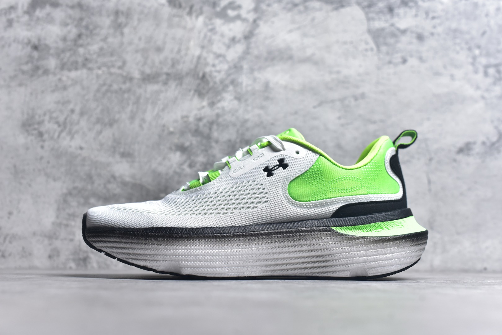 #Under Armour Infinite Elite 2 安德玛舒适防滑耐磨低帮越野短跑跑步鞋 Under Armour成立于1996年，创办者是前马里兰橄榄球明星KevinPlank。在美国，提到Under Armour，必然会想起高端和专业的运动装备，Under Armour 逐渐成为“专业”的代名词。Under Armour在专业运动装备领域达到了一定高度，可以说是专业运动装备的优选。实拍调校N版已经零色差零失真 百分百还原实物色彩所见即所得 不存在货不对板色差等低级问题 选购参考实物拍摄 不混卖不参货 只用心做好货严格选品 承诺混一赔十 尺码：36-45 不含半码-选品中心