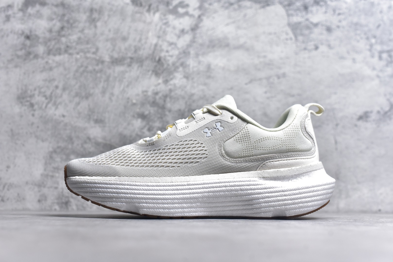 #Under Armour Infinite Elite 2 安德玛舒适防滑耐磨低帮越野短跑跑步鞋 Under Armour成立于1996年，创办者是前马里兰橄榄球明星KevinPlank。在美国，提到Under Armour，必然会想起高端和专业的运动装备，Under Armour 逐渐成为“专业”的代名词。Under Armour在专业运动装备领域达到了一定高度，可以说是专业运动装备的优选。实拍调校N版已经零色差零失真 百分百还原实物色彩所见即所得 不存在货不对板色差等低级问题 选购参考实物拍摄 不混卖不参货 只用心做好货严格选品 承诺混一赔十 尺码：36-45 不含半码-选品中心