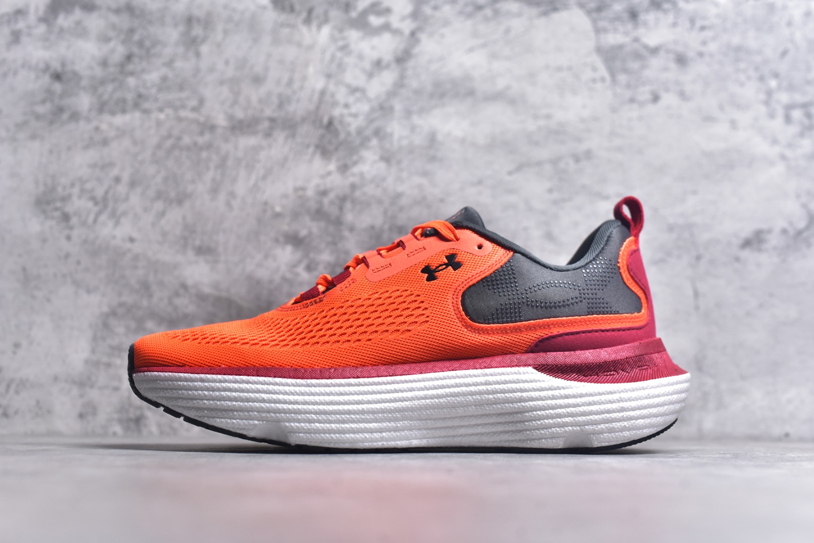 #Under Armour Infinite Elite 2 安德玛舒适防滑耐磨低帮越野短跑跑步鞋 Under Armour成立于1996年，创办者是前马里兰橄榄球明星KevinPlank。在美国，提到Under Armour，必然会想起高端和专业的运动装备，Under Armour 逐渐成为“专业”的代名词。Under Armour在专业运动装备领域达到了一定高度，可以说是专业运动装备的优选。实拍调校N版已经零色差零失真 百分百还原实物色彩所见即所得 不存在货不对板色差等低级问题 选购参考实物拍摄 不混卖不参货 只用心做好货严格选品 承诺混一赔十 尺码：36-45 不含半码-选品中心