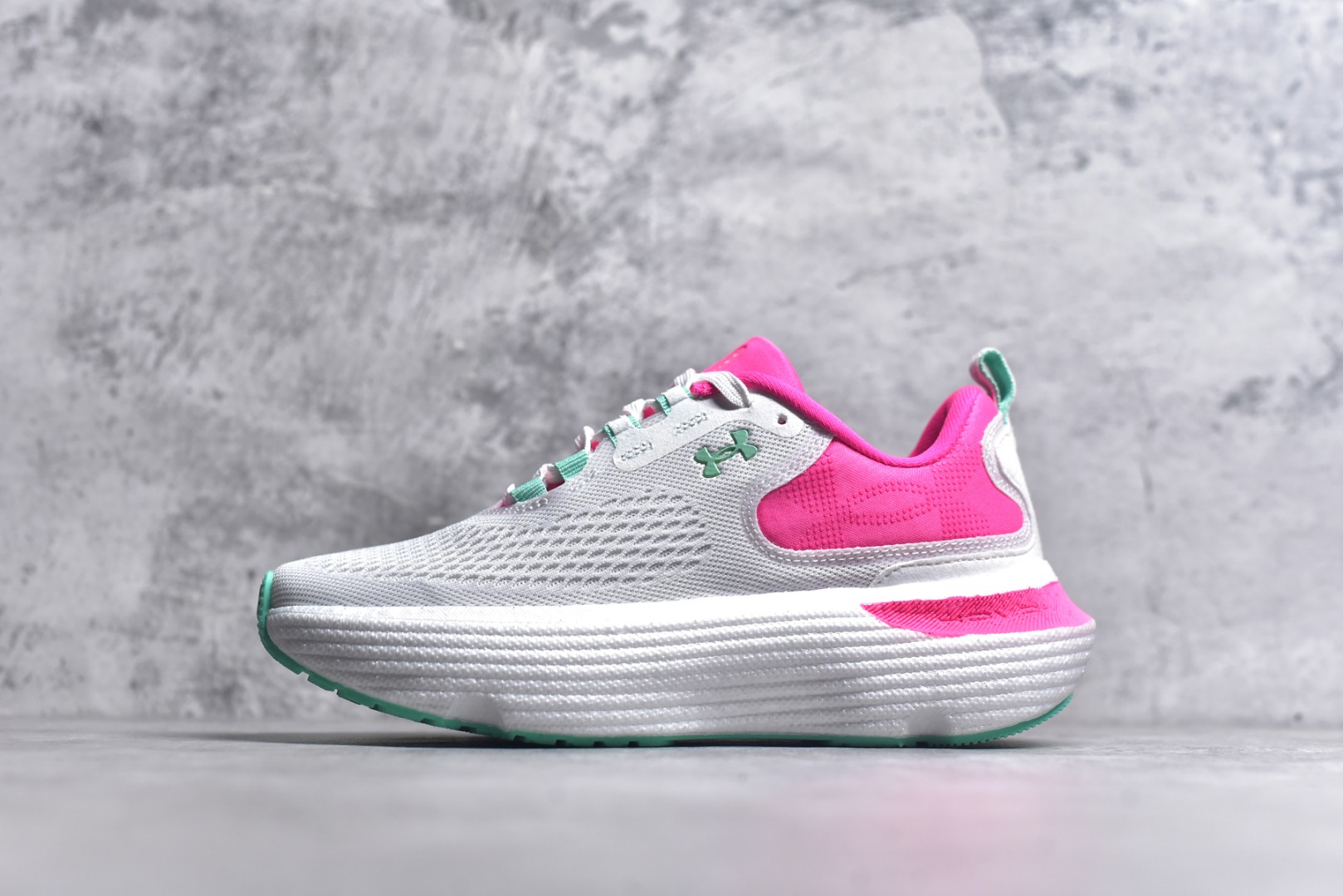 #Under Armour Infinite Elite 2 安德玛舒适防滑耐磨低帮越野短跑跑步鞋 Under Armour成立于1996年，创办者是前马里兰橄榄球明星KevinPlank。在美国，提到Under Armour，必然会想起高端和专业的运动装备，Under Armour 逐渐成为“专业”的代名词。Under Armour在专业运动装备领域达到了一定高度，可以说是专业运动装备的优选。实拍调校N版已经零色差零失真 百分百还原实物色彩所见即所得 不存在货不对板色差等低级问题 选购参考实物拍摄 不混卖不参货 只用心做好货严格选品 承诺混一赔十 尺码：36-40不含半码-选品中心