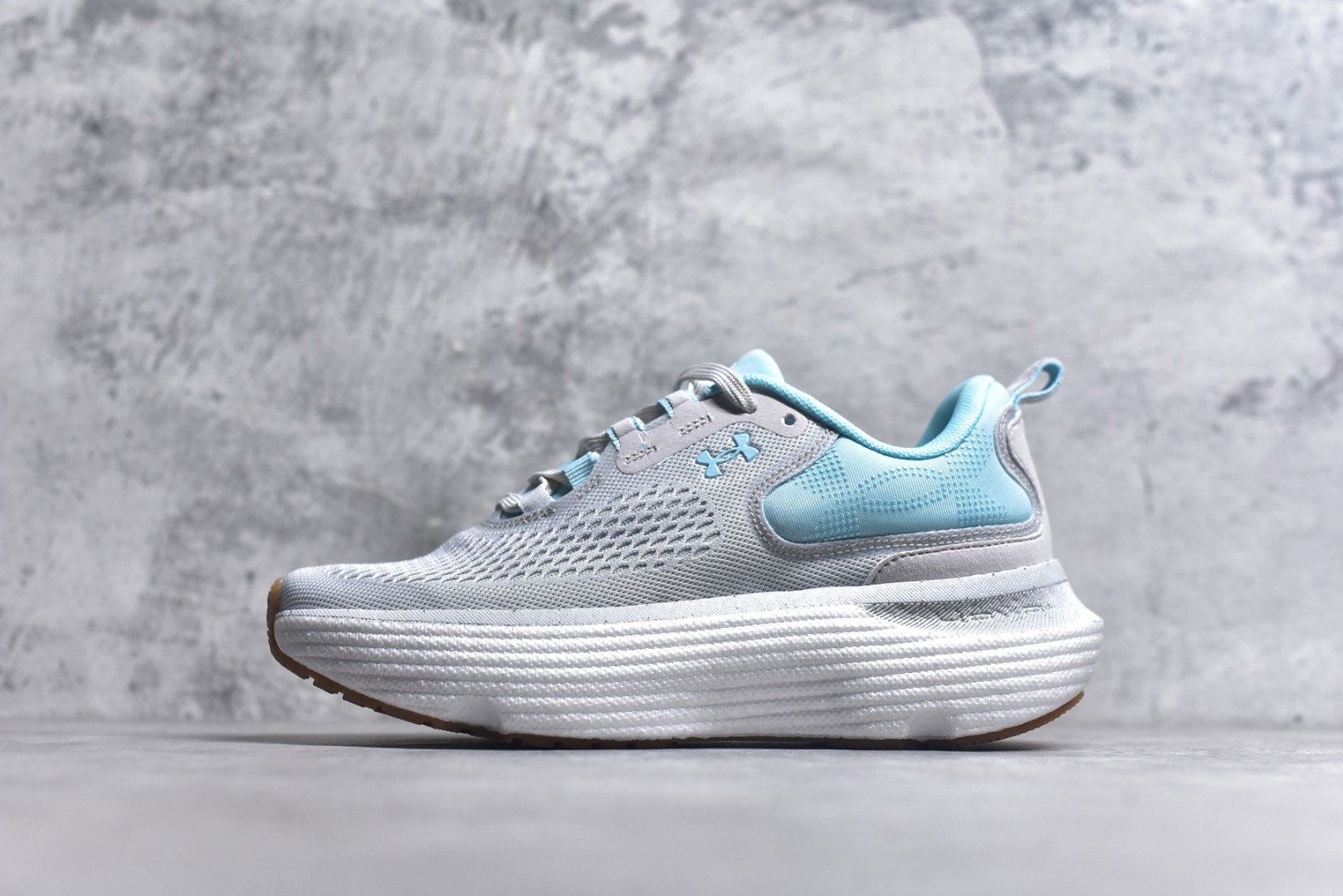 #Under Armour Infinite Elite 2 安德玛舒适防滑耐磨低帮越野短跑跑步鞋 Under Armour成立于1996年，创办者是前马里兰橄榄球明星KevinPlank。在美国，提到Under Armour，必然会想起高端和专业的运动装备，Under Armour 逐渐成为“专业”的代名词。Under Armour在专业运动装备领域达到了一定高度，可以说是专业运动装备的优选。实拍调校N版已经零色差零失真 百分百还原实物色彩所见即所得 不存在货不对板色差等低级问题 选购参考实物拍摄 不混卖不参货 只用心做好货严格选品 承诺混一赔十 尺码：36-40 不含半码-选品中心