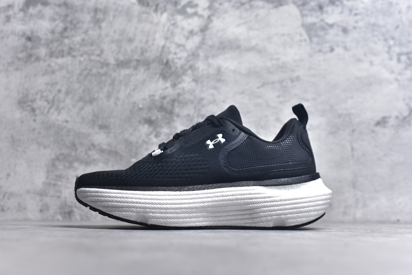 #Under Armour Infinite Elite 2 安德玛舒适防滑耐磨低帮越野短跑跑步鞋 Under Armour成立于1996年，创办者是前马里兰橄榄球明星KevinPlank。在美国，提到Under Armour，必然会想起高端和专业的运动装备，Under Armour 逐渐成为“专业”的代名词。Under Armour在专业运动装备领域达到了一定高度，可以说是专业运动装备的优选。实拍调校N版已经零色差零失真 百分百还原实物色彩所见即所得 不存在货不对板色差等低级问题 选购参考实物拍摄 不混卖不参货 只用心做好货严格选品 承诺混一赔十 尺码：36-45 不含半码-选品中心