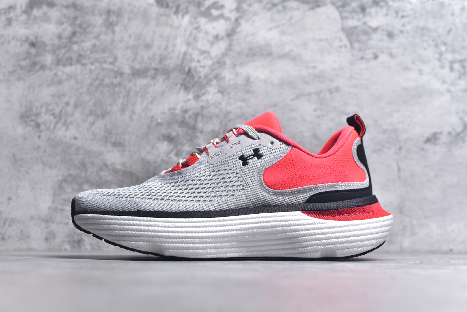 #Under Armour Infinite Elite 2 安德玛舒适防滑耐磨低帮越野短跑跑步鞋 Under Armour成立于1996年，创办者是前马里兰橄榄球明星KevinPlank。在美国，提到Under Armour，必然会想起高端和专业的运动装备，Under Armour 逐渐成为“专业”的代名词。Under Armour在专业运动装备领域达到了一定高度，可以说是专业运动装备的优选。实拍调校N版已经零色差零失真 百分百还原实物色彩所见即所得 不存在货不对板色差等低级问题 选购参考实物拍摄 不混卖不参货 只用心做好货严格选品 承诺混一赔十 尺码：36-45 不含半码-选品中心