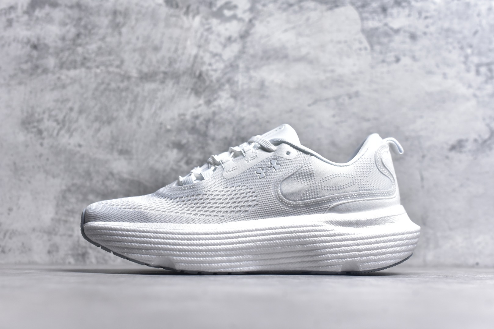 #Under Armour Infinite Elite 2 安德玛舒适防滑耐磨低帮越野短跑跑步鞋 Under Armour成立于1996年，创办者是前马里兰橄榄球明星KevinPlank。在美国，提到Under Armour，必然会想起高端和专业的运动装备，Under Armour 逐渐成为“专业”的代名词。Under Armour在专业运动装备领域达到了一定高度，可以说是专业运动装备的优选。实拍调校N版已经零色差零失真 百分百还原实物色彩所见即所得 不存在货不对板色差等低级问题 选购参考实物拍摄 不混卖不参货 只用心做好货严格选品 承诺混一赔十 尺码：36-45 不含半码-选品中心