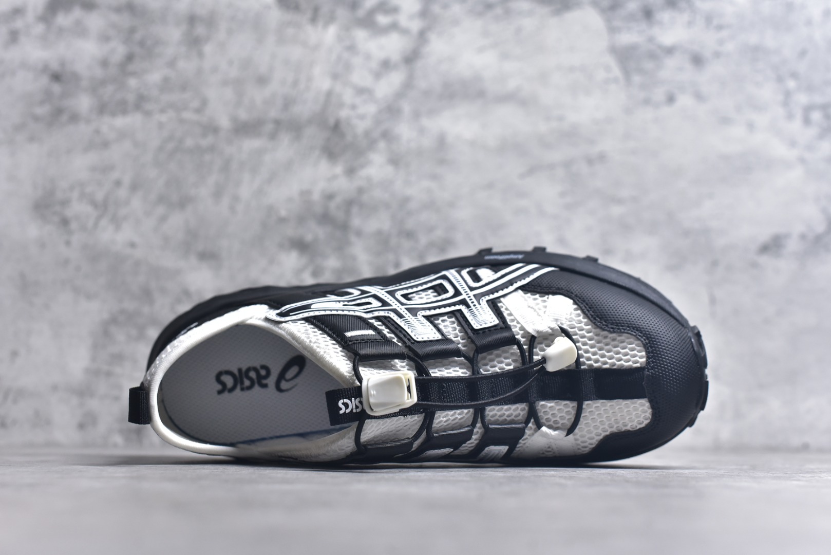 图片[4]-#Asics Gel-Sonoma SE 亚瑟士溯溪鞋涉水鞋洞洞鞋 舒适日常休闲百搭防滑低帮户外徒步舒适随行跑步鞋 无界 路更远 今夏必备 颠覆认知 包裹性超强 脚感非常之舒适 侧面镂空设计 透气性极佳 让微风灌入足底 为沸腾夏日注入清爽能量防滑效果也不错 颜值与性能兼备 各平台实体疯狂种草首选 尺码：35 36 37.5 38 39 40 40.5 41.5 42 42.5 43.5 44 45-选品中心