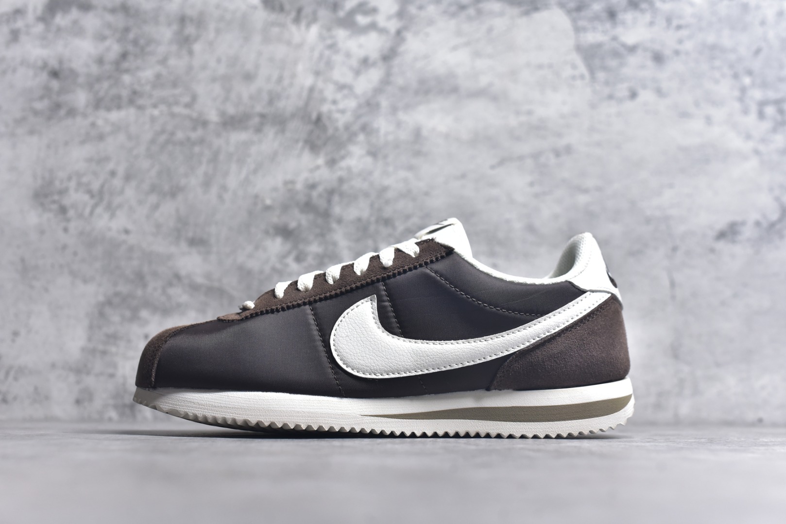 #NK Classic Cortez Leather 阿甘复古初代皮革慢跑鞋 DZ2795-200 实体平台指令订单 全套原纸板楦头开发 原厂数据大底磨具 一比一鞋头弧度高度鞋身弧度 细节品控鞋型随意对比 正确烫金高频细节 公司级标准检验QC 区分市面一切版本 完美复刻阿甘复古鞋型 尺码：35.5 36 36.5 37.5 38 38.5 39 40 40.5 41 42 42.5 43 44 45-选品中心