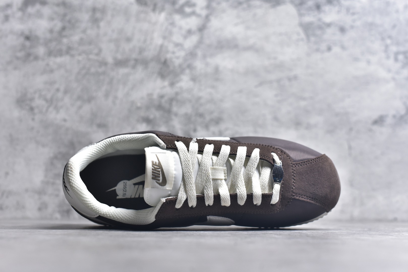 图片[4]-#NK Classic Cortez Leather 阿甘复古初代皮革慢跑鞋 DZ2795-200 实体平台指令订单 全套原纸板楦头开发 原厂数据大底磨具 一比一鞋头弧度高度鞋身弧度 细节品控鞋型随意对比 正确烫金高频细节 公司级标准检验QC 区分市面一切版本 完美复刻阿甘复古鞋型 尺码：35.5 36 36.5 37.5 38 38.5 39 40 40.5 41 42 42.5 43 44 45-选品中心