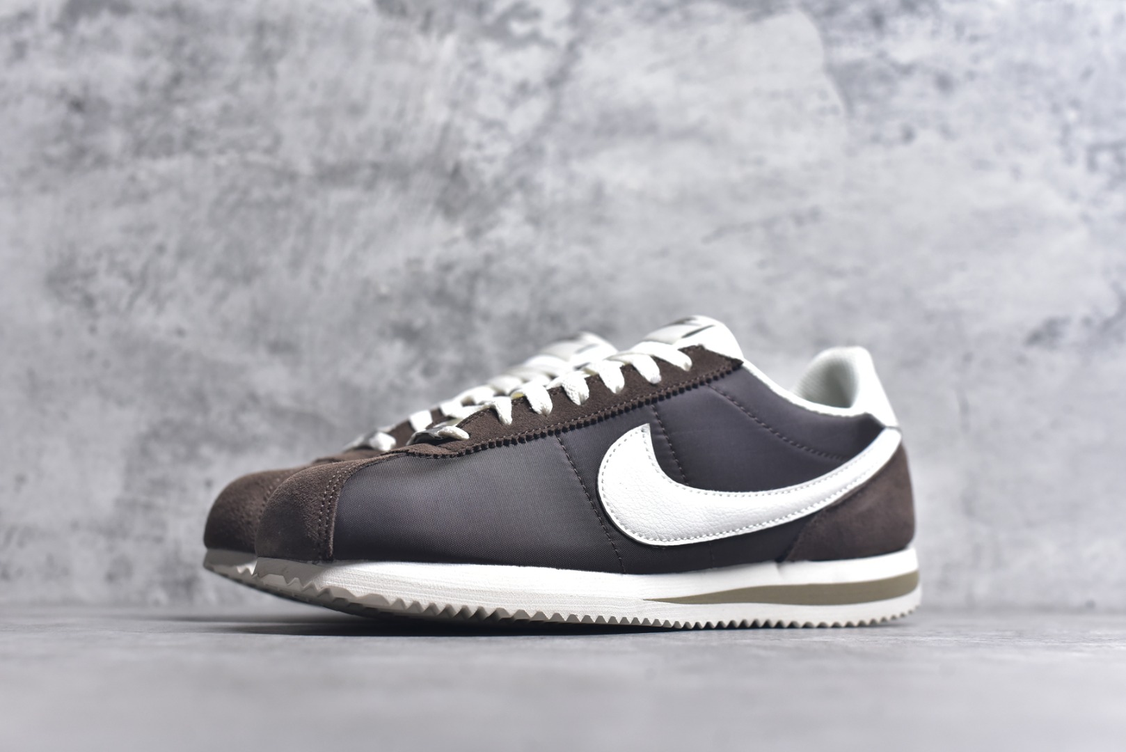 图片[2]-#NK Classic Cortez Leather 阿甘复古初代皮革慢跑鞋 DZ2795-200 实体平台指令订单 全套原纸板楦头开发 原厂数据大底磨具 一比一鞋头弧度高度鞋身弧度 细节品控鞋型随意对比 正确烫金高频细节 公司级标准检验QC 区分市面一切版本 完美复刻阿甘复古鞋型 尺码：35.5 36 36.5 37.5 38 38.5 39 40 40.5 41 42 42.5 43 44 45-选品中心