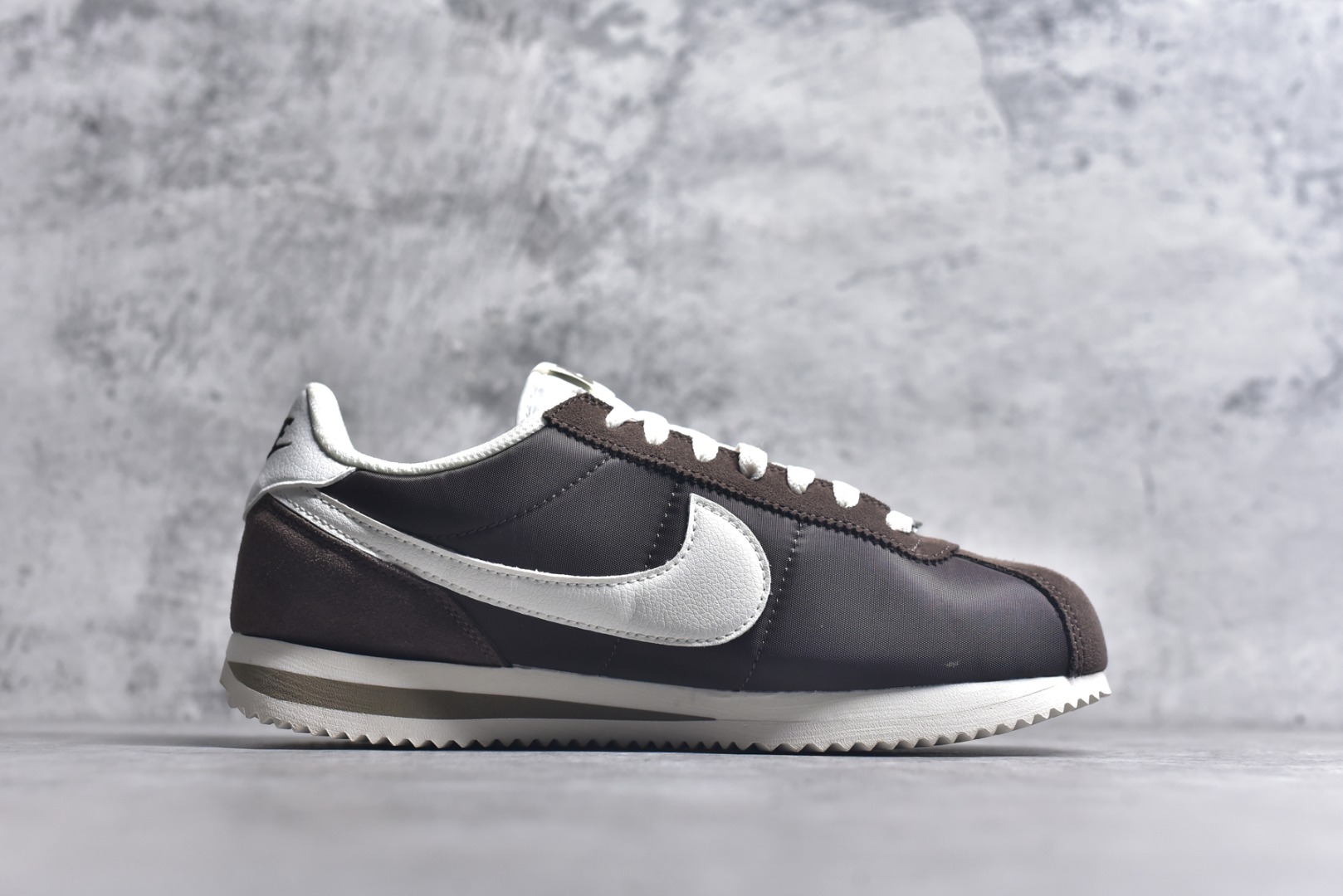 图片[3]-#NK Classic Cortez Leather 阿甘复古初代皮革慢跑鞋 DZ2795-200 实体平台指令订单 全套原纸板楦头开发 原厂数据大底磨具 一比一鞋头弧度高度鞋身弧度 细节品控鞋型随意对比 正确烫金高频细节 公司级标准检验QC 区分市面一切版本 完美复刻阿甘复古鞋型 尺码：35.5 36 36.5 37.5 38 38.5 39 40 40.5 41 42 42.5 43 44 45-选品中心
