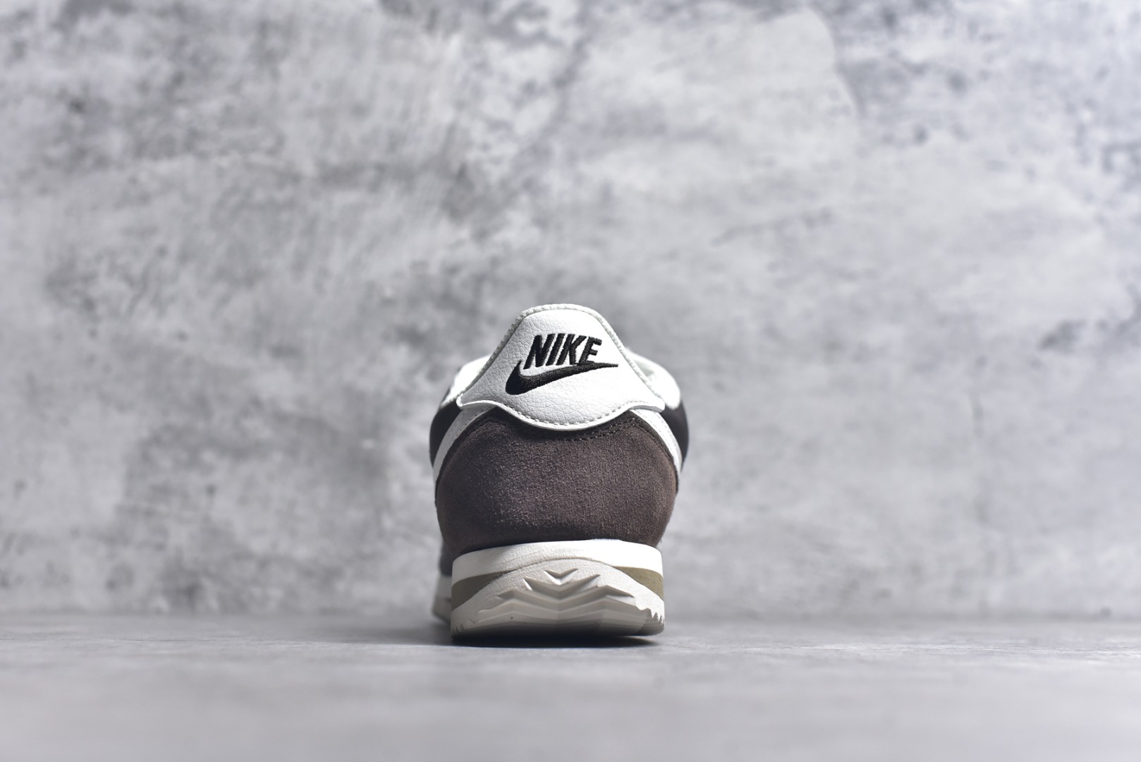 图片[5]-#NK Classic Cortez Leather 阿甘复古初代皮革慢跑鞋 DZ2795-200 实体平台指令订单 全套原纸板楦头开发 原厂数据大底磨具 一比一鞋头弧度高度鞋身弧度 细节品控鞋型随意对比 正确烫金高频细节 公司级标准检验QC 区分市面一切版本 完美复刻阿甘复古鞋型 尺码：35.5 36 36.5 37.5 38 38.5 39 40 40.5 41 42 42.5 43 44 45-选品中心