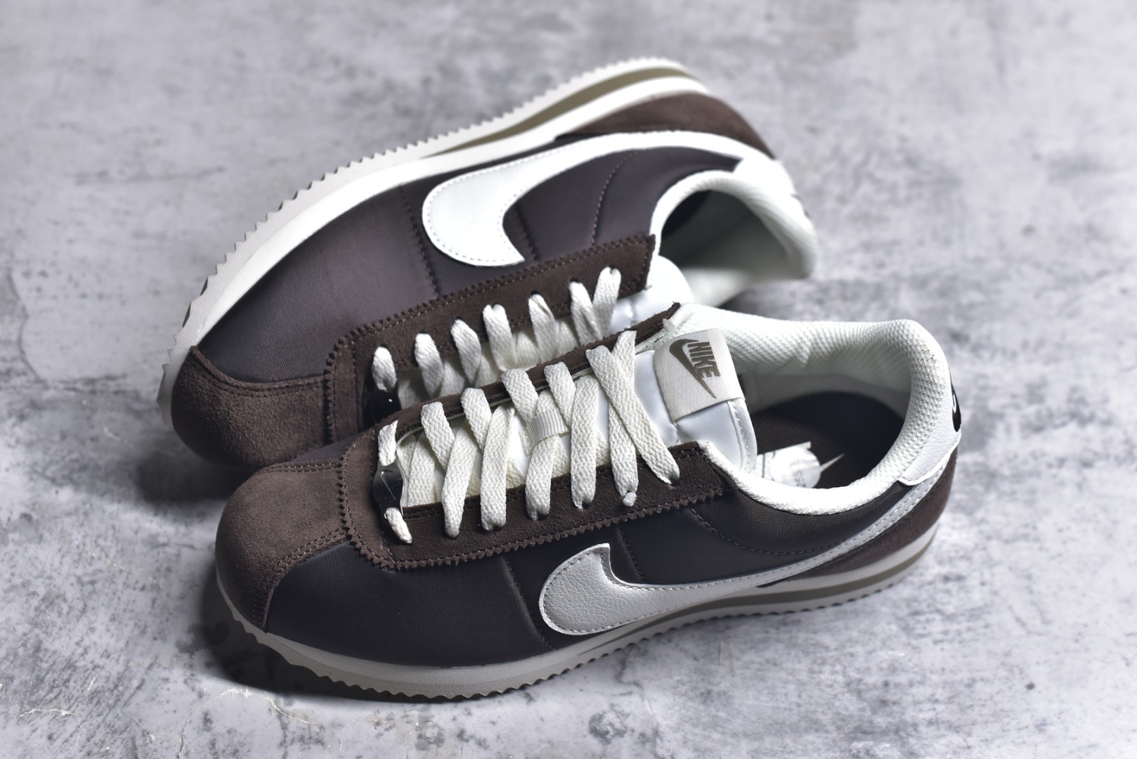 图片[7]-#NK Classic Cortez Leather 阿甘复古初代皮革慢跑鞋 DZ2795-200 实体平台指令订单 全套原纸板楦头开发 原厂数据大底磨具 一比一鞋头弧度高度鞋身弧度 细节品控鞋型随意对比 正确烫金高频细节 公司级标准检验QC 区分市面一切版本 完美复刻阿甘复古鞋型 尺码：35.5 36 36.5 37.5 38 38.5 39 40 40.5 41 42 42.5 43 44 45-选品中心