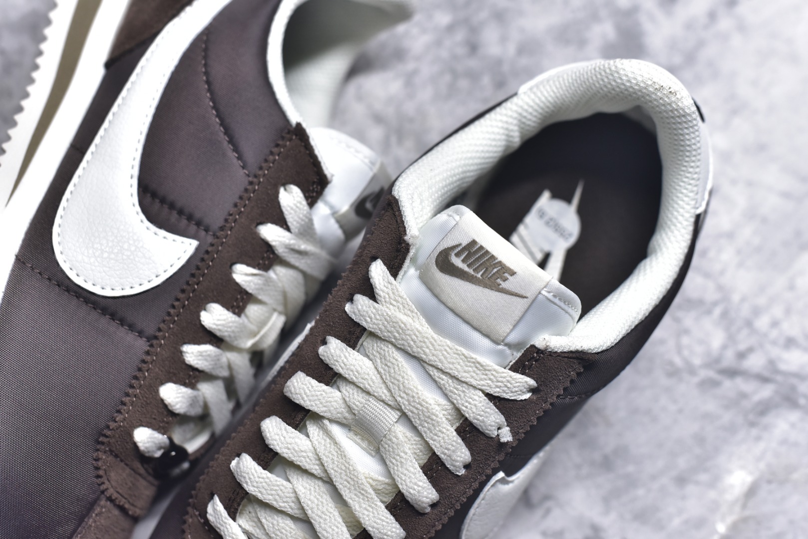 图片[9]-#NK Classic Cortez Leather 阿甘复古初代皮革慢跑鞋 DZ2795-200 实体平台指令订单 全套原纸板楦头开发 原厂数据大底磨具 一比一鞋头弧度高度鞋身弧度 细节品控鞋型随意对比 正确烫金高频细节 公司级标准检验QC 区分市面一切版本 完美复刻阿甘复古鞋型 尺码：35.5 36 36.5 37.5 38 38.5 39 40 40.5 41 42 42.5 43 44 45-选品中心