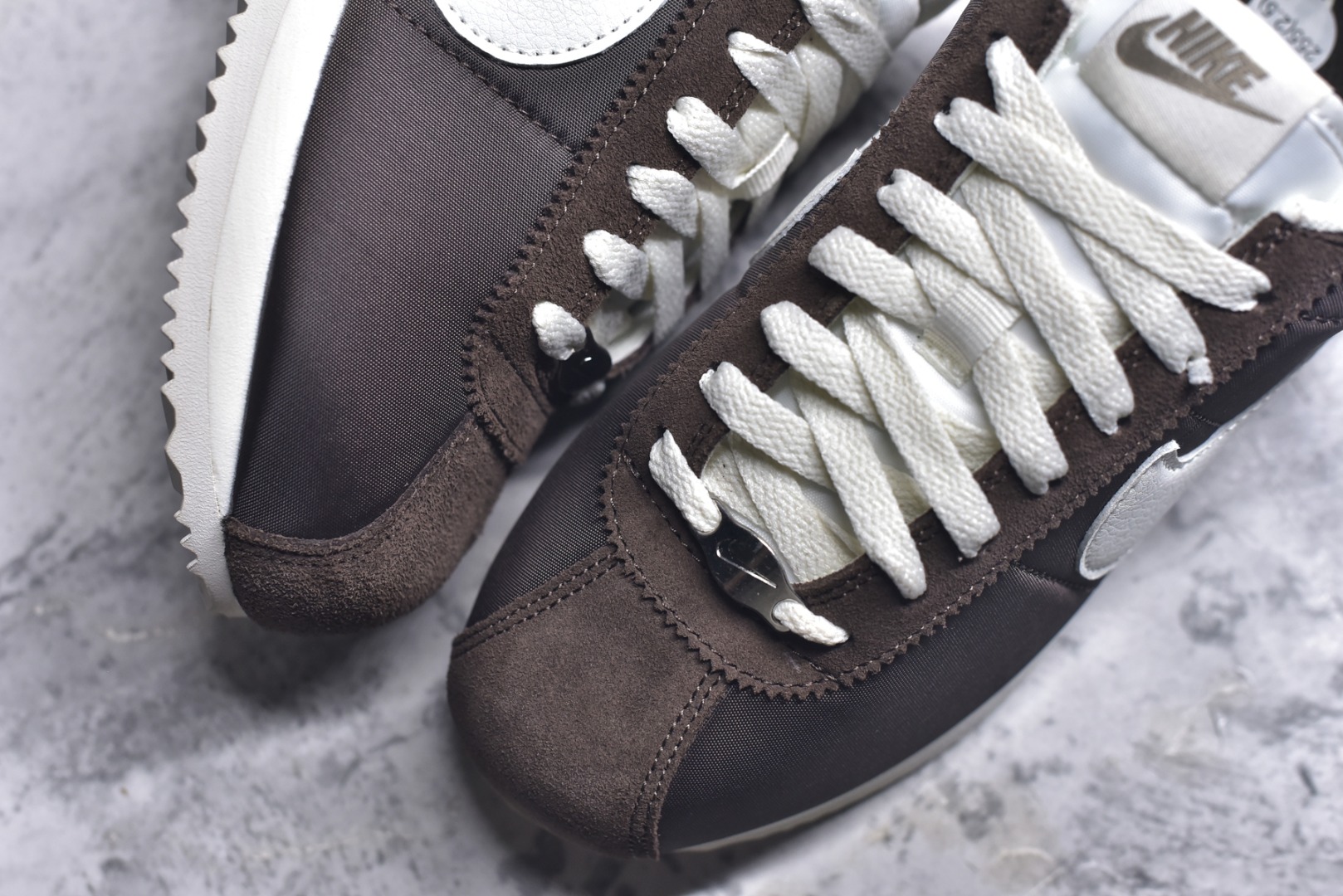 图片[8]-#NK Classic Cortez Leather 阿甘复古初代皮革慢跑鞋 DZ2795-200 实体平台指令订单 全套原纸板楦头开发 原厂数据大底磨具 一比一鞋头弧度高度鞋身弧度 细节品控鞋型随意对比 正确烫金高频细节 公司级标准检验QC 区分市面一切版本 完美复刻阿甘复古鞋型 尺码：35.5 36 36.5 37.5 38 38.5 39 40 40.5 41 42 42.5 43 44 45-选品中心