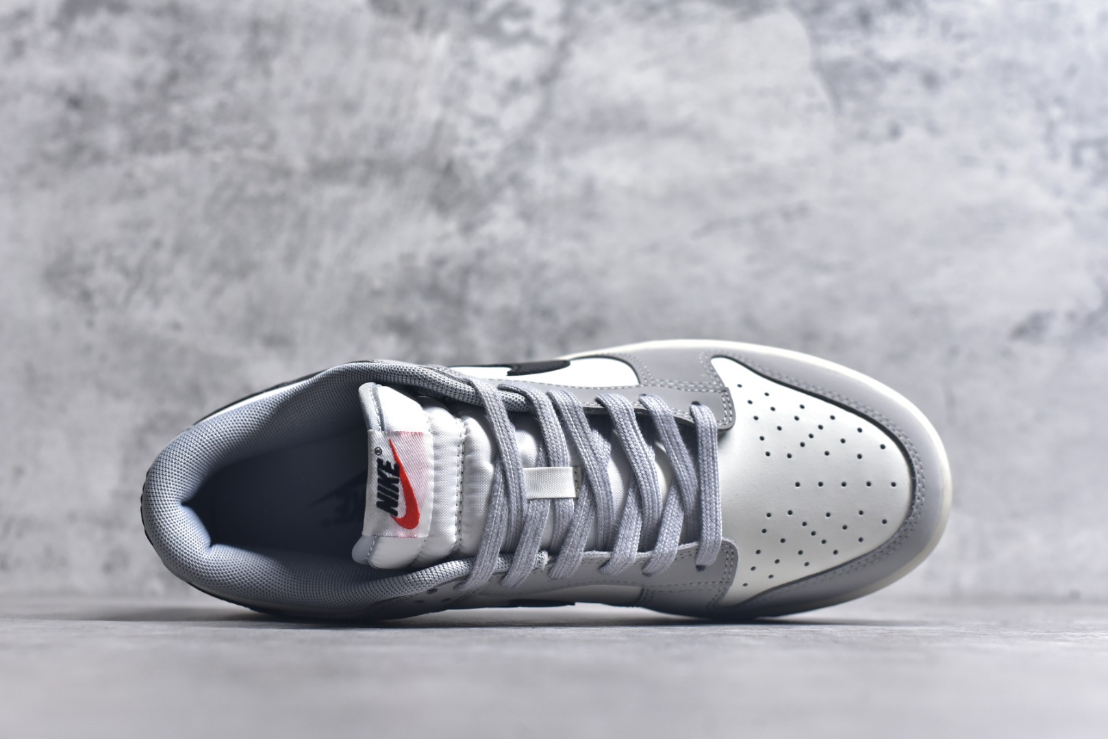 图片[4]-#NK Dunk Low 碳黑灰 IB3079-101 实力大厂出品 新配色陆续开发 利润个位数只为口碑 全套原纸板楦头开发 确保原汁原味 完美呈现DUNK版型 一比一鞋头弧度高度鞋身弧度 此版本只针对中端市场 皮料材质有所更替 其他数据细节工艺流程均保持一致 绝不口嗨 细节品控鞋型随意对比 独家私模官方第六代原厂航空铝磨具打磨大底 鞋头坡度极致还原 无解鞋型 原盒原配 圈内天花板工艺 原厂玻璃冲刀 超高清洁度 全鞋零毛边皮料切割 原厂中底布点胶 中底布拉帮走线遵循公司 尺码：36 36.5 37.5 38 38.5 39 40 40.5 41 42 42.5 43 44 44.5 45 46-选品中心
