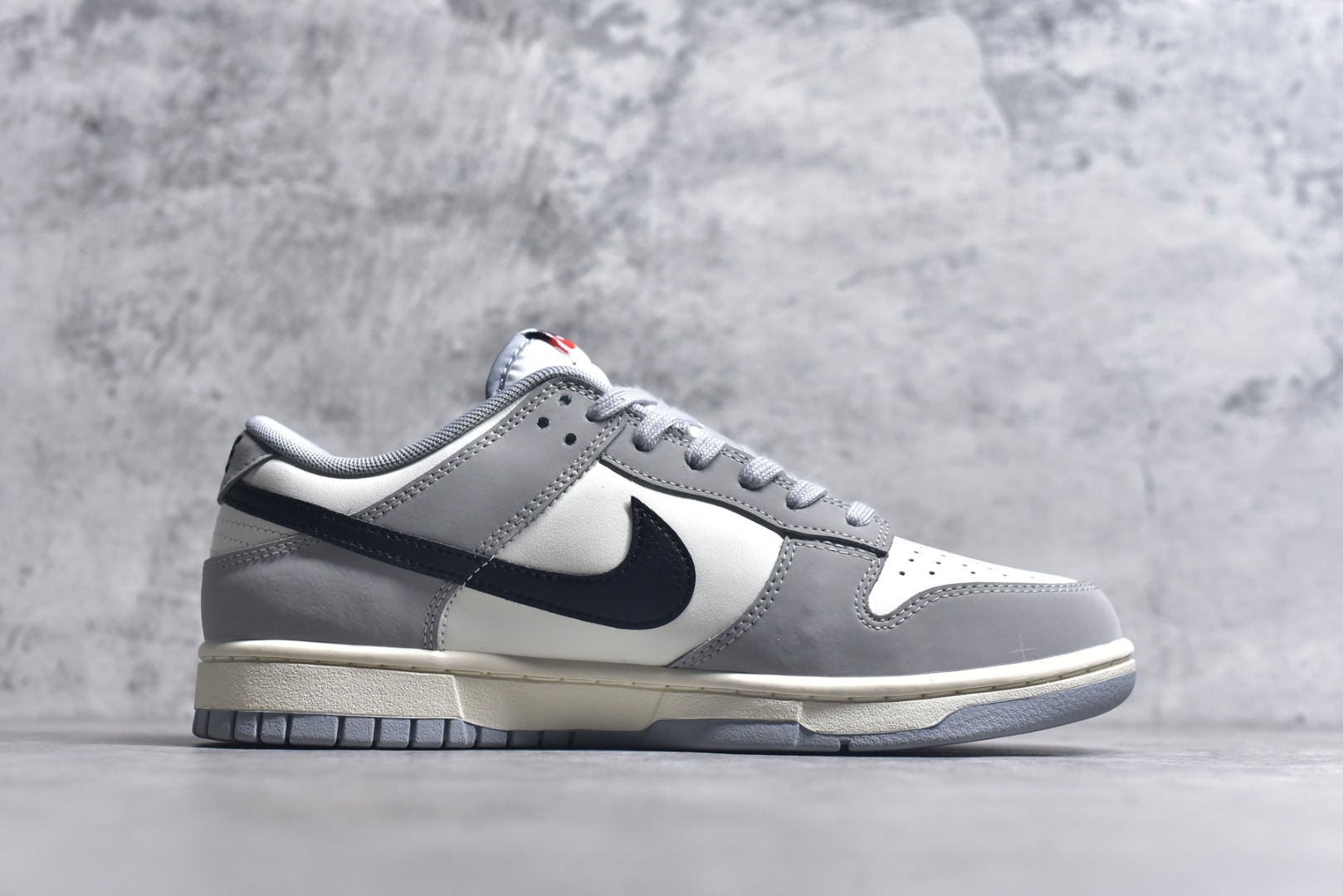 图片[3]-#NK Dunk Low 碳黑灰 IB3079-101 实力大厂出品 新配色陆续开发 利润个位数只为口碑 全套原纸板楦头开发 确保原汁原味 完美呈现DUNK版型 一比一鞋头弧度高度鞋身弧度 此版本只针对中端市场 皮料材质有所更替 其他数据细节工艺流程均保持一致 绝不口嗨 细节品控鞋型随意对比 独家私模官方第六代原厂航空铝磨具打磨大底 鞋头坡度极致还原 无解鞋型 原盒原配 圈内天花板工艺 原厂玻璃冲刀 超高清洁度 全鞋零毛边皮料切割 原厂中底布点胶 中底布拉帮走线遵循公司 尺码：36 36.5 37.5 38 38.5 39 40 40.5 41 42 42.5 43 44 44.5 45 46-选品中心