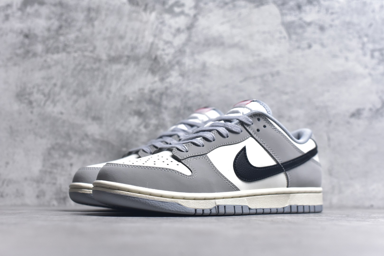 图片[2]-#NK Dunk Low 碳黑灰 IB3079-101 实力大厂出品 新配色陆续开发 利润个位数只为口碑 全套原纸板楦头开发 确保原汁原味 完美呈现DUNK版型 一比一鞋头弧度高度鞋身弧度 此版本只针对中端市场 皮料材质有所更替 其他数据细节工艺流程均保持一致 绝不口嗨 细节品控鞋型随意对比 独家私模官方第六代原厂航空铝磨具打磨大底 鞋头坡度极致还原 无解鞋型 原盒原配 圈内天花板工艺 原厂玻璃冲刀 超高清洁度 全鞋零毛边皮料切割 原厂中底布点胶 中底布拉帮走线遵循公司 尺码：36 36.5 37.5 38 38.5 39 40 40.5 41 42 42.5 43 44 44.5 45 46-选品中心