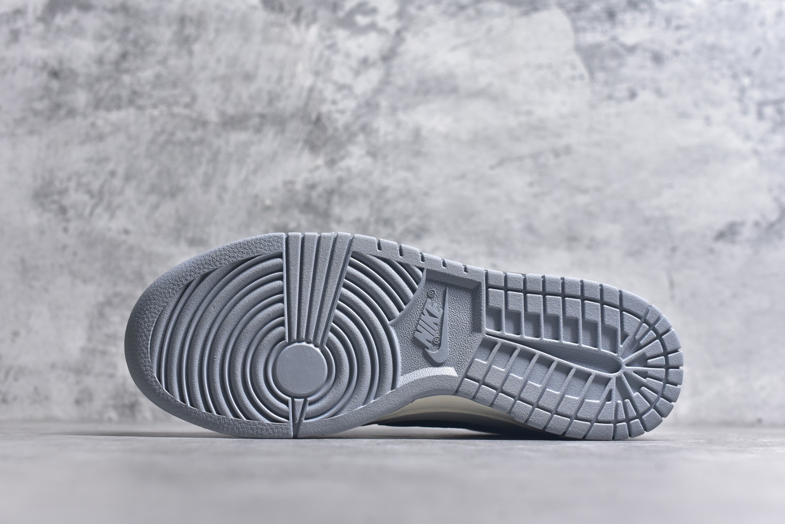 图片[6]-#NK Dunk Low 碳黑灰 IB3079-101 实力大厂出品 新配色陆续开发 利润个位数只为口碑 全套原纸板楦头开发 确保原汁原味 完美呈现DUNK版型 一比一鞋头弧度高度鞋身弧度 此版本只针对中端市场 皮料材质有所更替 其他数据细节工艺流程均保持一致 绝不口嗨 细节品控鞋型随意对比 独家私模官方第六代原厂航空铝磨具打磨大底 鞋头坡度极致还原 无解鞋型 原盒原配 圈内天花板工艺 原厂玻璃冲刀 超高清洁度 全鞋零毛边皮料切割 原厂中底布点胶 中底布拉帮走线遵循公司 尺码：36 36.5 37.5 38 38.5 39 40 40.5 41 42 42.5 43 44 44.5 45 46-选品中心