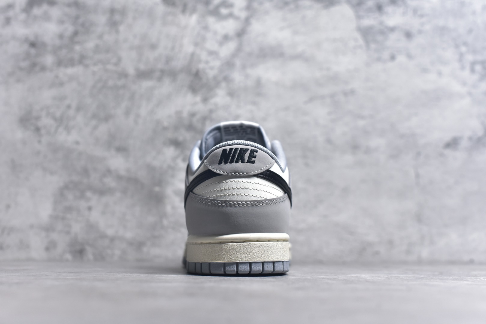 图片[5]-#NK Dunk Low 碳黑灰 IB3079-101 实力大厂出品 新配色陆续开发 利润个位数只为口碑 全套原纸板楦头开发 确保原汁原味 完美呈现DUNK版型 一比一鞋头弧度高度鞋身弧度 此版本只针对中端市场 皮料材质有所更替 其他数据细节工艺流程均保持一致 绝不口嗨 细节品控鞋型随意对比 独家私模官方第六代原厂航空铝磨具打磨大底 鞋头坡度极致还原 无解鞋型 原盒原配 圈内天花板工艺 原厂玻璃冲刀 超高清洁度 全鞋零毛边皮料切割 原厂中底布点胶 中底布拉帮走线遵循公司 尺码：36 36.5 37.5 38 38.5 39 40 40.5 41 42 42.5 43 44 44.5 45 46-选品中心