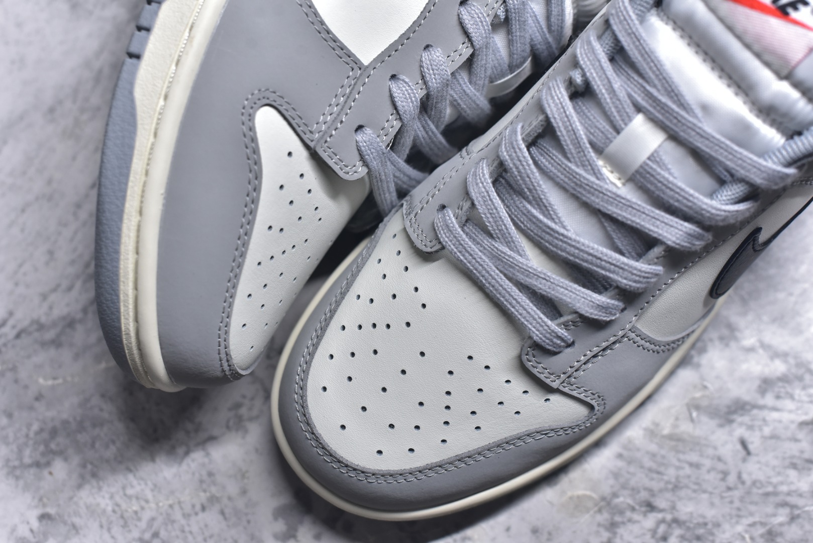 图片[8]-#NK Dunk Low 碳黑灰 IB3079-101 实力大厂出品 新配色陆续开发 利润个位数只为口碑 全套原纸板楦头开发 确保原汁原味 完美呈现DUNK版型 一比一鞋头弧度高度鞋身弧度 此版本只针对中端市场 皮料材质有所更替 其他数据细节工艺流程均保持一致 绝不口嗨 细节品控鞋型随意对比 独家私模官方第六代原厂航空铝磨具打磨大底 鞋头坡度极致还原 无解鞋型 原盒原配 圈内天花板工艺 原厂玻璃冲刀 超高清洁度 全鞋零毛边皮料切割 原厂中底布点胶 中底布拉帮走线遵循公司 尺码：36 36.5 37.5 38 38.5 39 40 40.5 41 42 42.5 43 44 44.5 45 46-选品中心