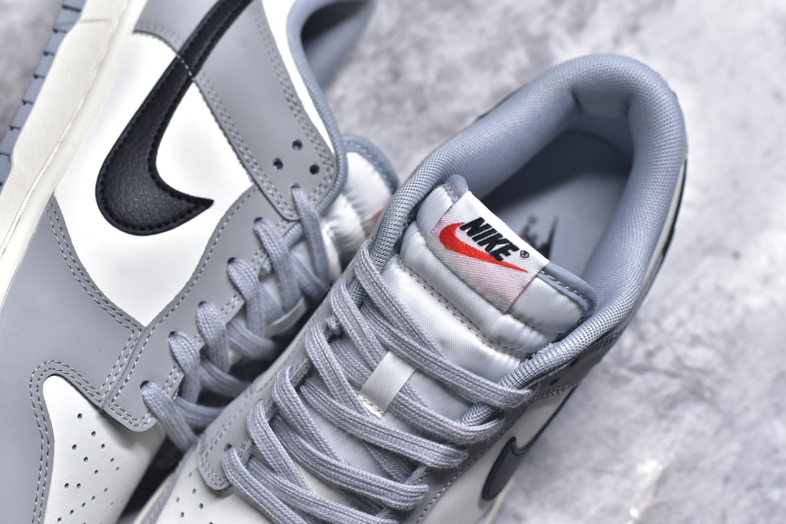 图片[9]-#NK Dunk Low 碳黑灰 IB3079-101 实力大厂出品 新配色陆续开发 利润个位数只为口碑 全套原纸板楦头开发 确保原汁原味 完美呈现DUNK版型 一比一鞋头弧度高度鞋身弧度 此版本只针对中端市场 皮料材质有所更替 其他数据细节工艺流程均保持一致 绝不口嗨 细节品控鞋型随意对比 独家私模官方第六代原厂航空铝磨具打磨大底 鞋头坡度极致还原 无解鞋型 原盒原配 圈内天花板工艺 原厂玻璃冲刀 超高清洁度 全鞋零毛边皮料切割 原厂中底布点胶 中底布拉帮走线遵循公司 尺码：36 36.5 37.5 38 38.5 39 40 40.5 41 42 42.5 43 44 44.5 45 46-选品中心